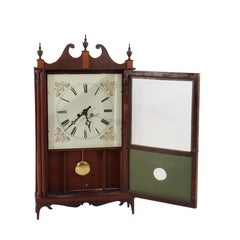 Orologio da tavolo vintage della scuola Thomas con pilastro e volute, pannello dipinto al contrario