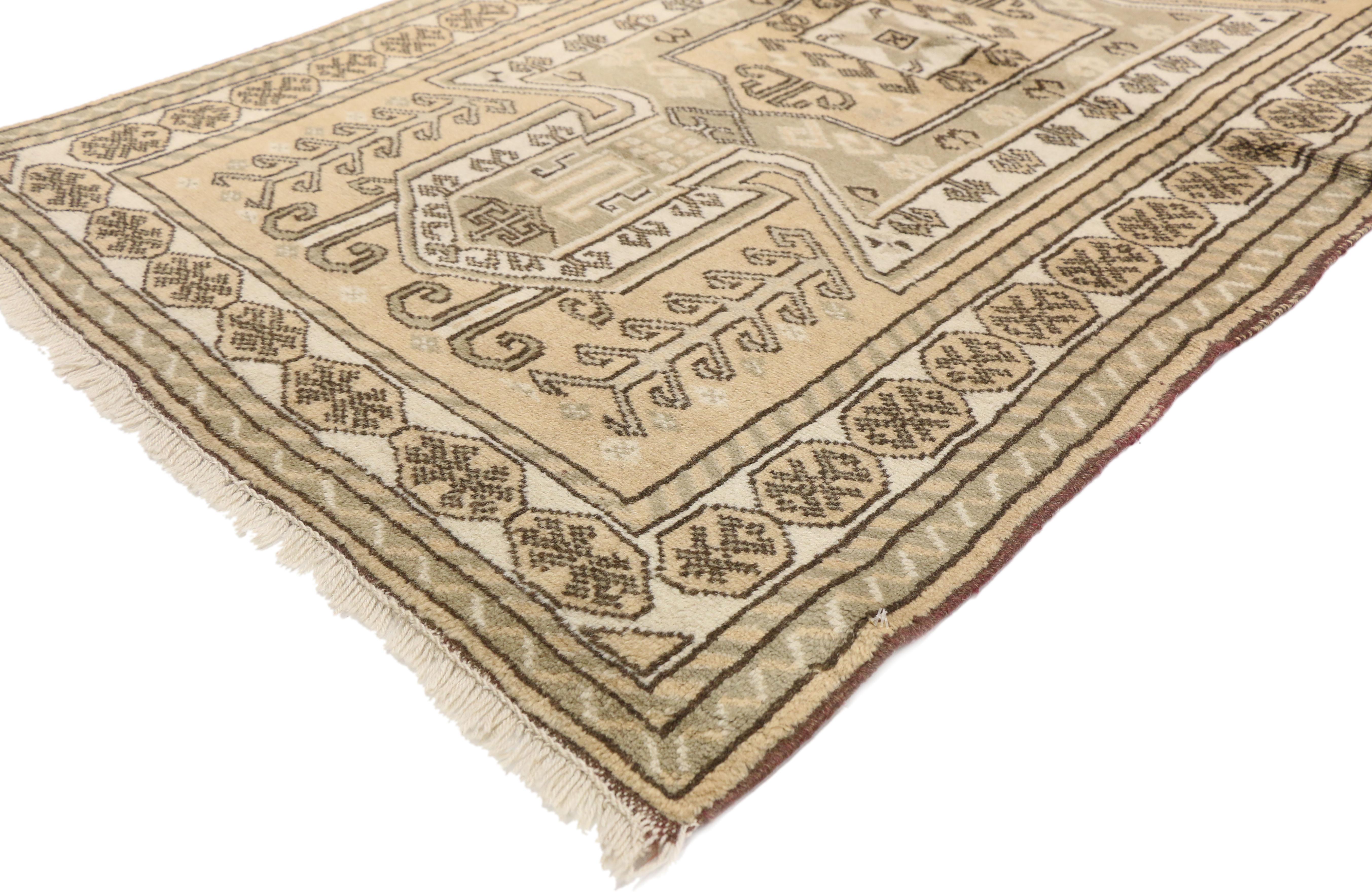 70126, tapis vintage Sevan Kazak Persian Shirvan de style tribal, aux couleurs chaudes et monochromatiques. Mélangeant des éléments du monde moderne avec un amalgame d'influence de la tribu Qashqai du Caucase et de teintes monochromes, ce tapis