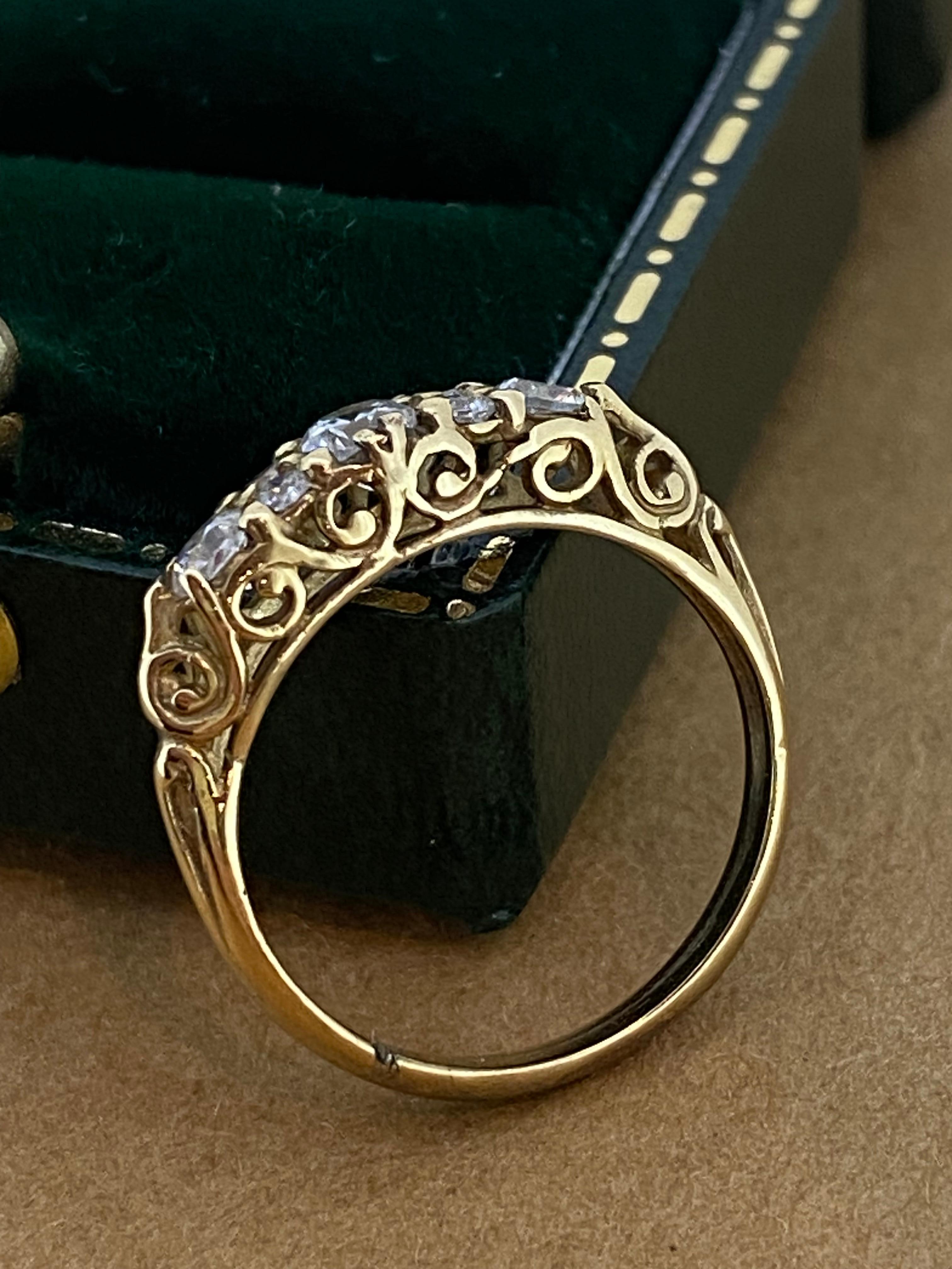 Vintage Seven-Stone Cubic Zirconia (CZ) 9K 375 Yellow Gold Half-Hoop Ring (Rundschliff) im Angebot
