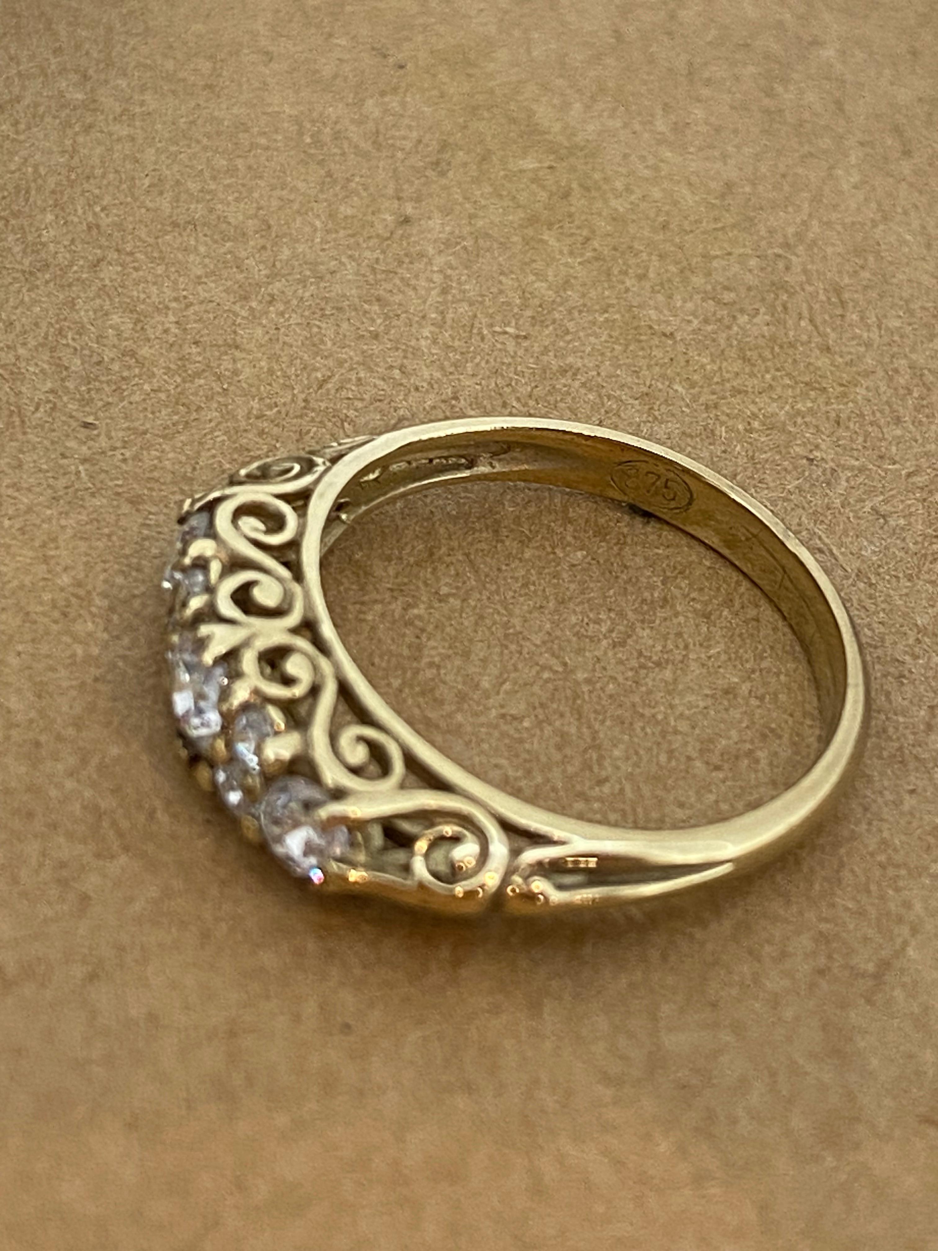 Vintage Seven-Stone Cubic Zirconia (CZ) 9K 375 Yellow Gold Half-Hoop Ring im Zustand „Hervorragend“ im Angebot in MELBOURNE, AU