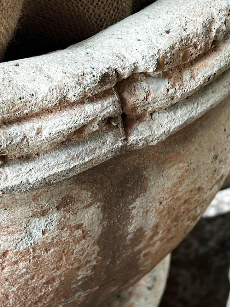 Diseñada originalmente como fuente de burbujas, esta jardinera vintage de piedra de Sevilla con pedestal se ha reconvertido en una encantadora maceta. Elaborado con meticulosa atención al detalle, su diseño atemporal rezuma elegancia y