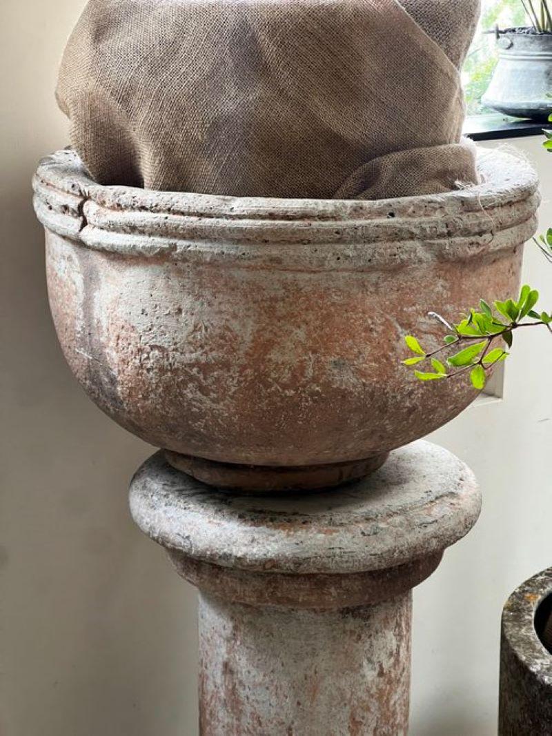 Jardinera de Piedra Sevilla Vintage con Pedestal en Bueno estado para la venta en West Hollywood, CA