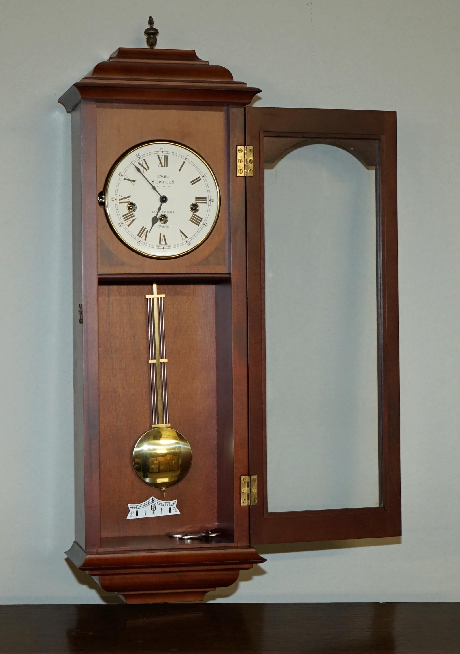 SEWILLS EST 1800 LIVERPOOL WANDUHR MIT LANGGEMÄSSIGEM GEHÄUSE UND WESTMINSTER-GLÄUTE VINTAGE im Zustand „Gut“ in West Sussex, Pulborough
