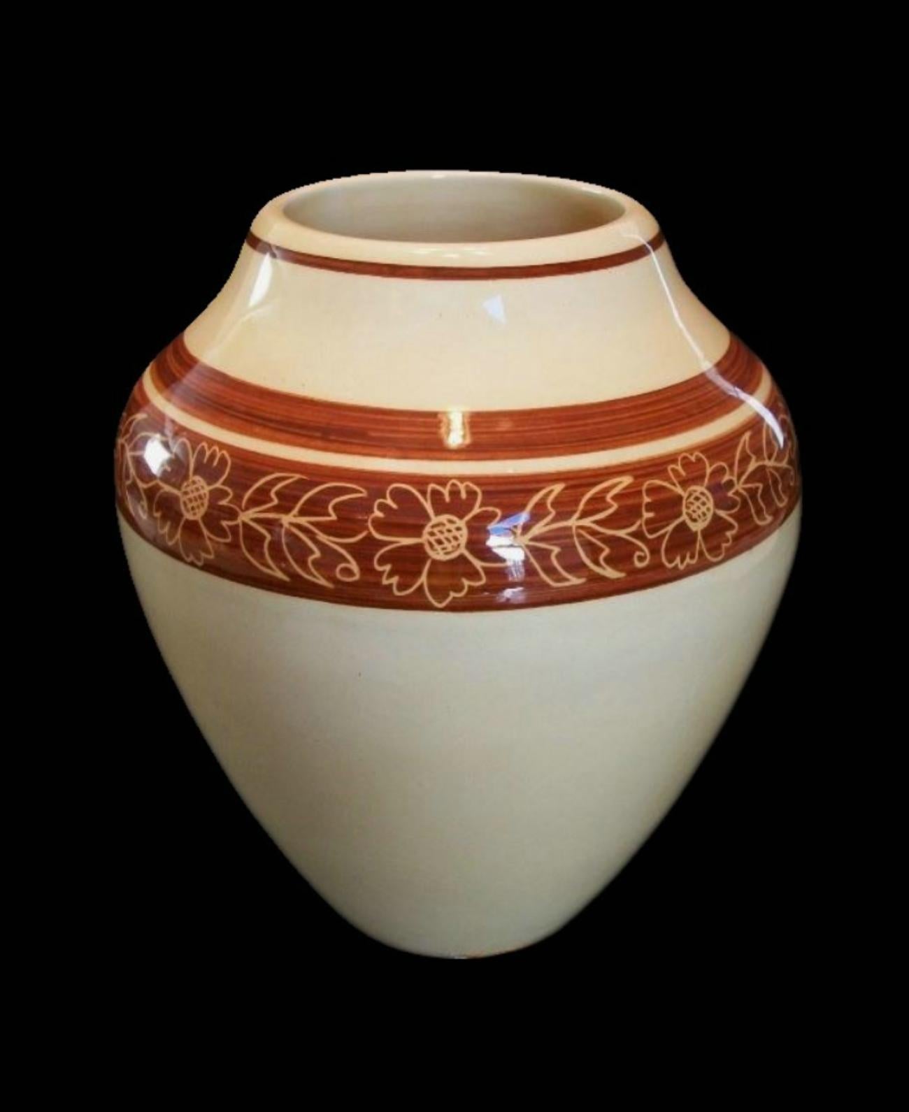 Vaso d'epoca in ceramica decorata a sgraffito e smaltata - corpo modellato - interno smaltato - firmato e numerato in modo indistinto sulla base - paese d'origine sconosciuto - fine del XX secolo.

Eccellenti condizioni vintage - nessuna perdita -
