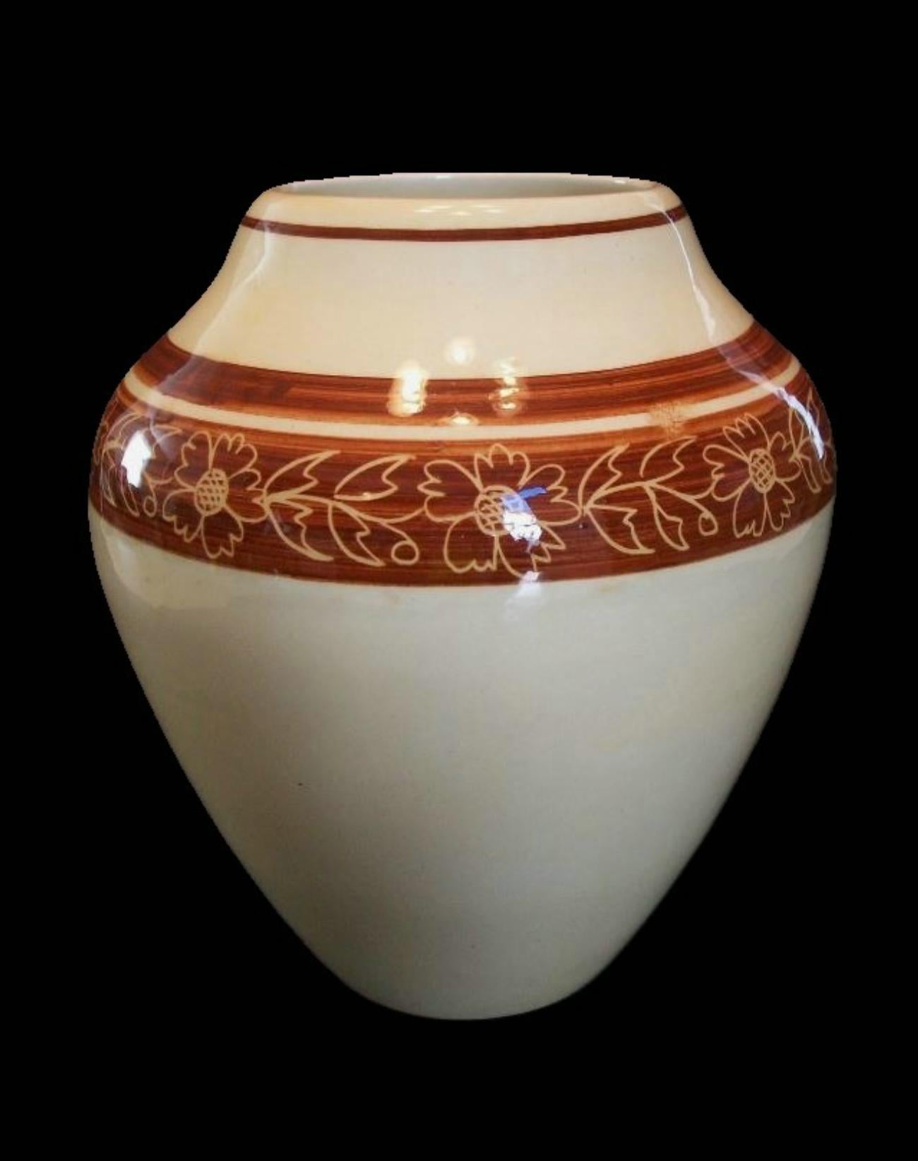 Vaso d'epoca in ceramica decorata e smaltata a graffito - Firmato - Fine XX secolo In condizioni buone in vendita a Chatham, ON