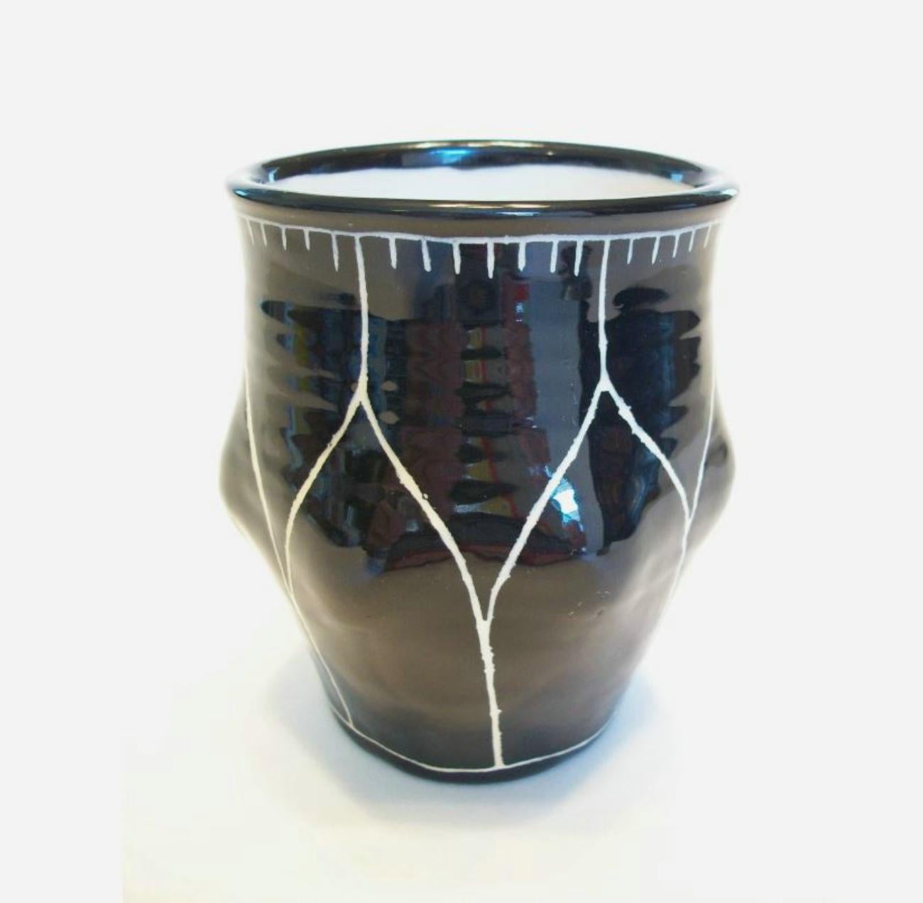 Vaso d'epoca in Studio Pottery smaltato e decorato a sgraffito - realizzato al tornio con corpo manipolato - firmato sulla base (artista/artigiano non identificato) - paese d'origine sconosciuto - fine del XX secolo.

Eccellenti condizioni d'epoca -