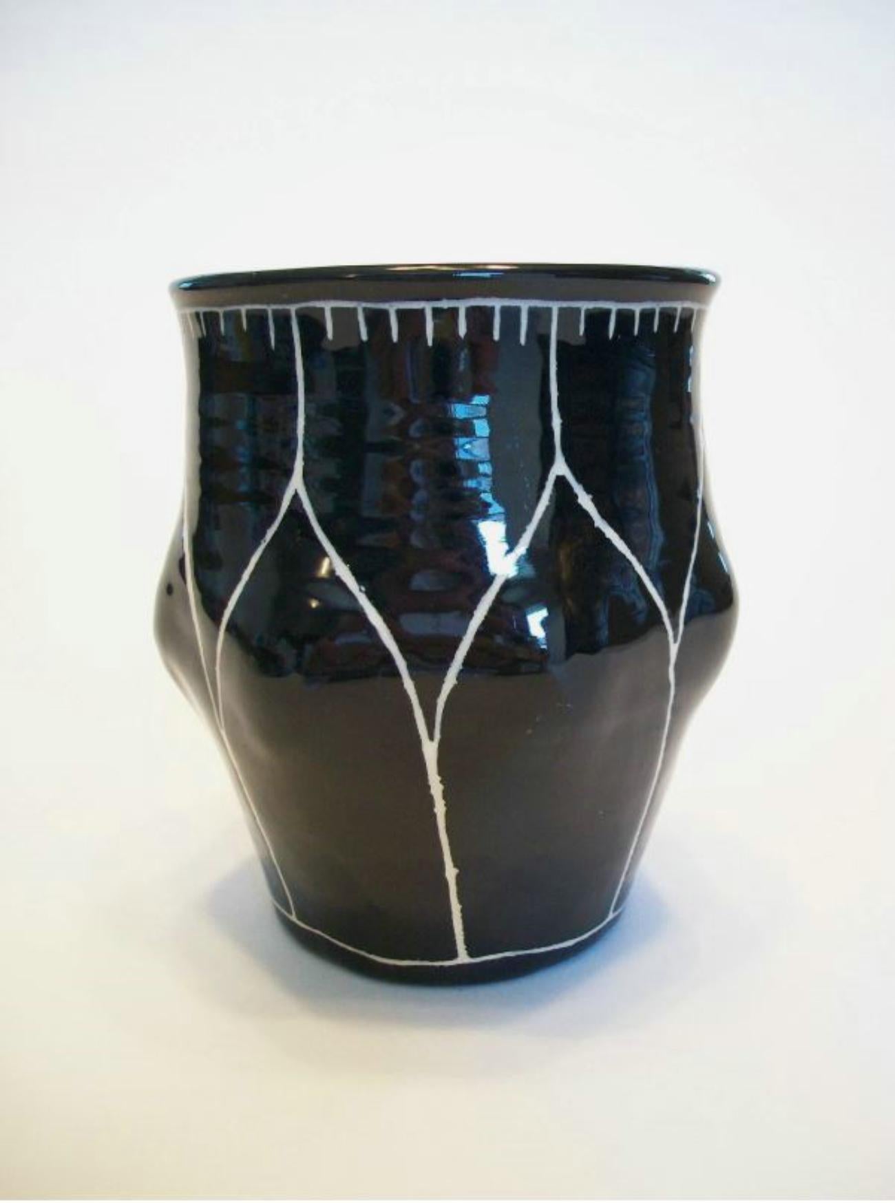 Moderno Vaso d'epoca in Studio Pottery decorato e smaltato a graffito - Firmato - 20th Century in vendita
