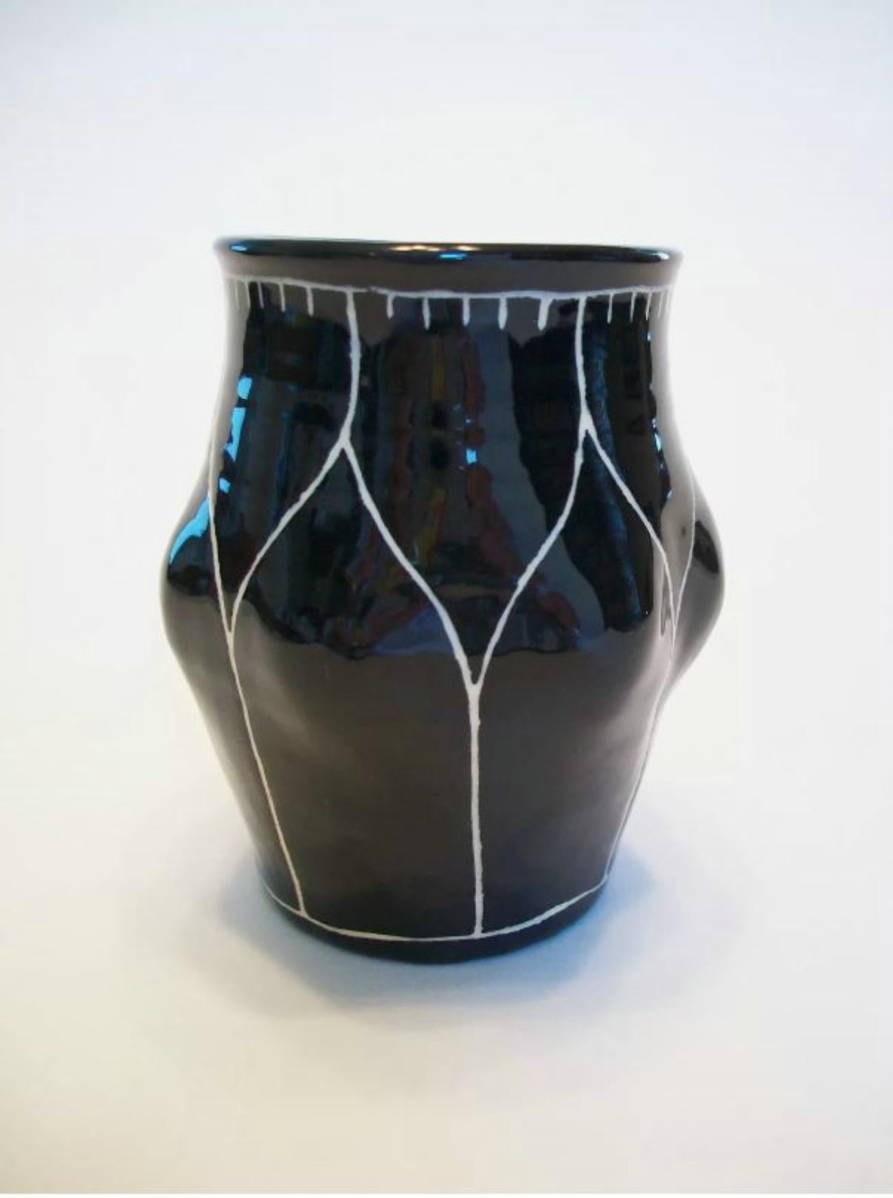Smaltato Vaso d'epoca in Studio Pottery decorato e smaltato a graffito - Firmato - 20th Century in vendita