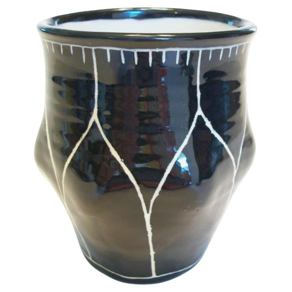 Vintage Sgraffito Decorated & Glazed Studio Pottery Vase - Signé - 20th Century