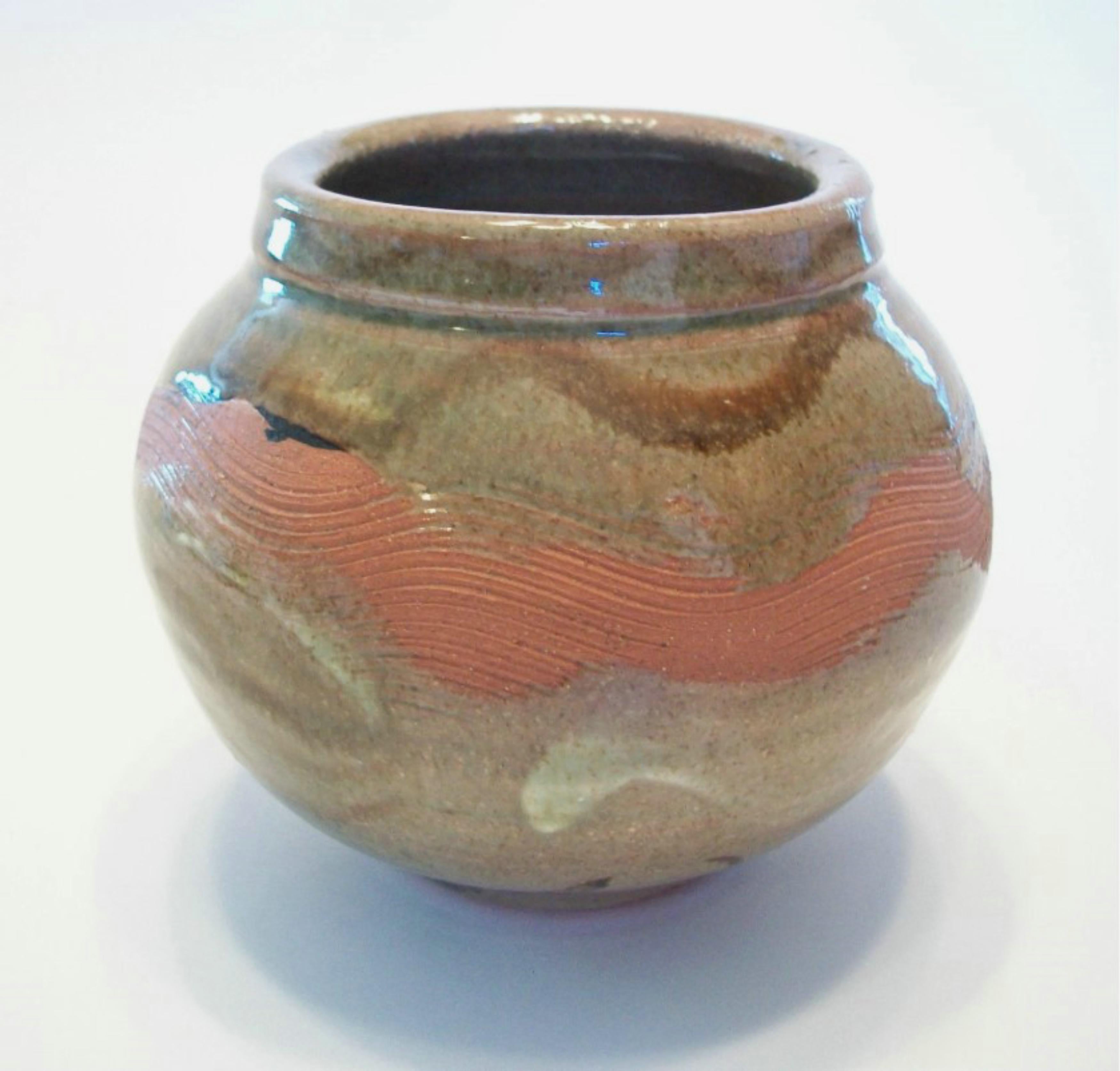 Vaso d'epoca in Studio Pottery smaltato e decorato a sgraffito - corpo in terracotta lavorata al tornio con decorazione astratta dipinta e raschiata a mano - smalto lucido - firmato sulla base (artista/artigiano non identificato) - Canada - fine XX