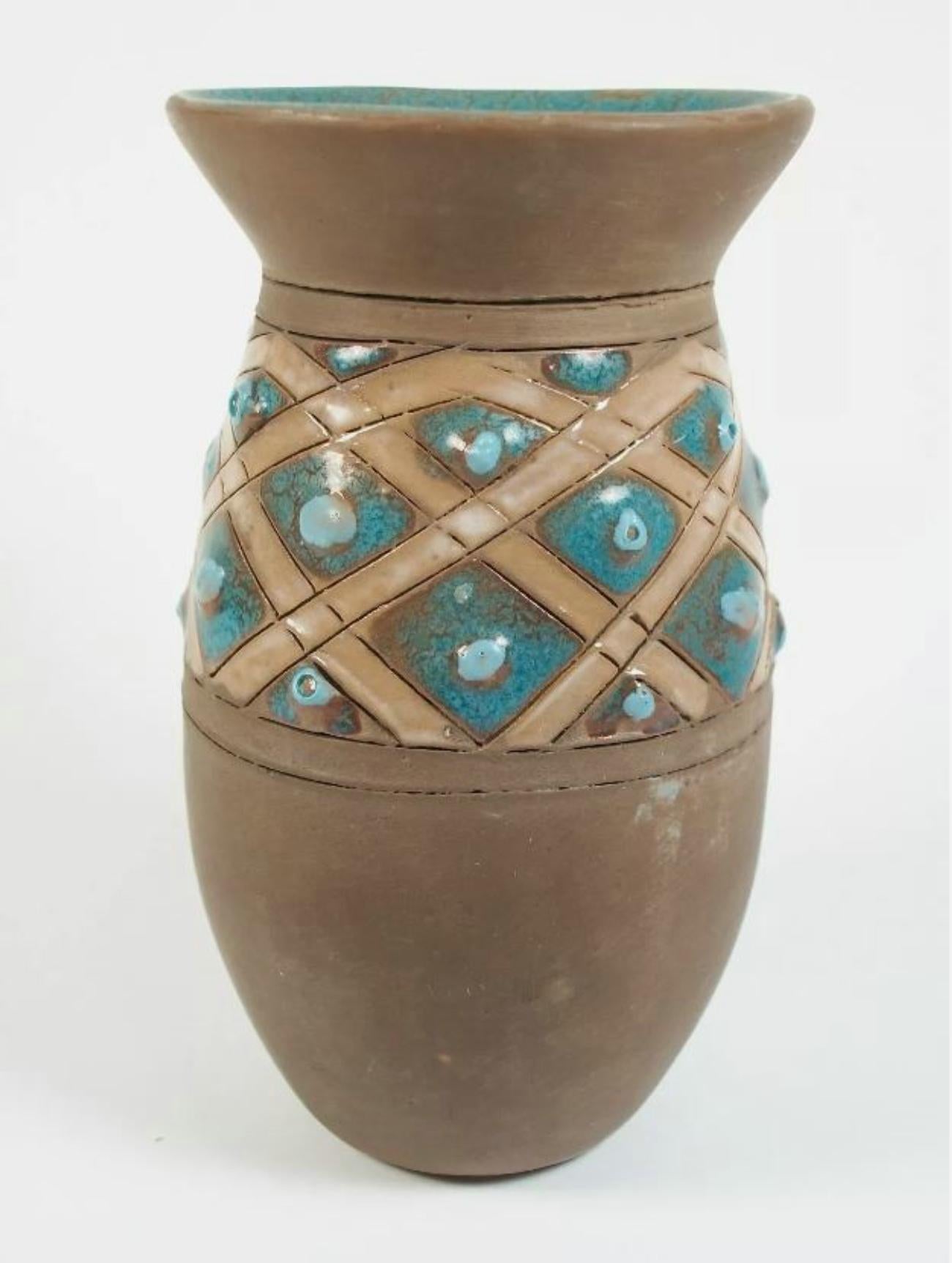 Vaso di Studio Pottery d'epoca - modellato e decorato a sgraffito e smalto - non firmato - contrassegnato sulla base con il numero 2 - fine del XX secolo.

Eccellenti condizioni vintage - nessuna perdita - nessun danno - nessuna scheggiatura -