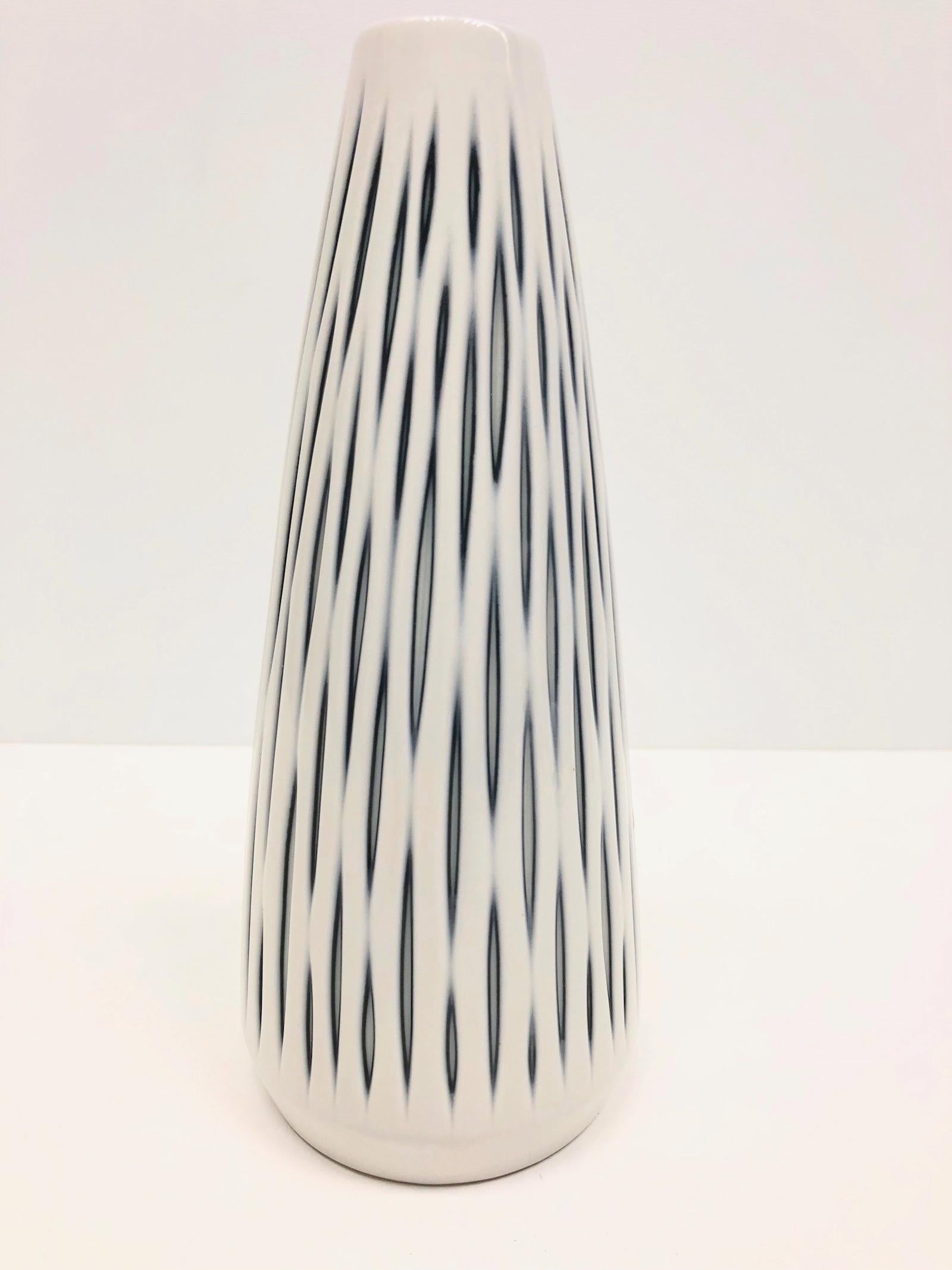 Un étonnant vase en poterie d'art de studio du milieu du siècle dernier, fabriqué en Allemagne, vers les années 1960 par Sgrafo Modern. Le vase est en très bon état, sans éclats, ni fissures, ni morsures de puces. Signé à la base.