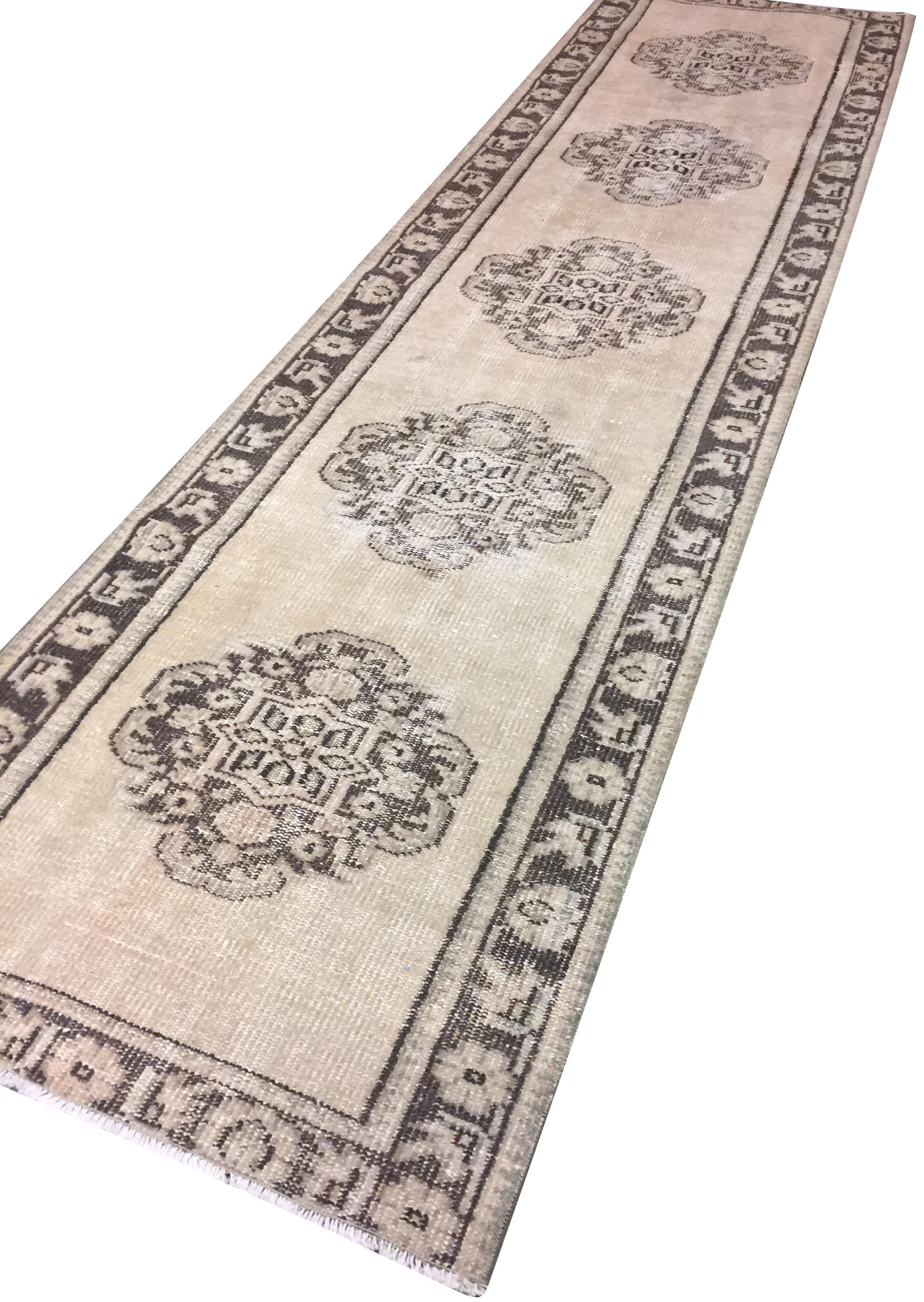 Türkischer hafermehlfarbener Oushak-Läufer im Shabby Chic-Stil, handgeknüpft, 2'9 x 10'1 (Handgewebt) im Angebot