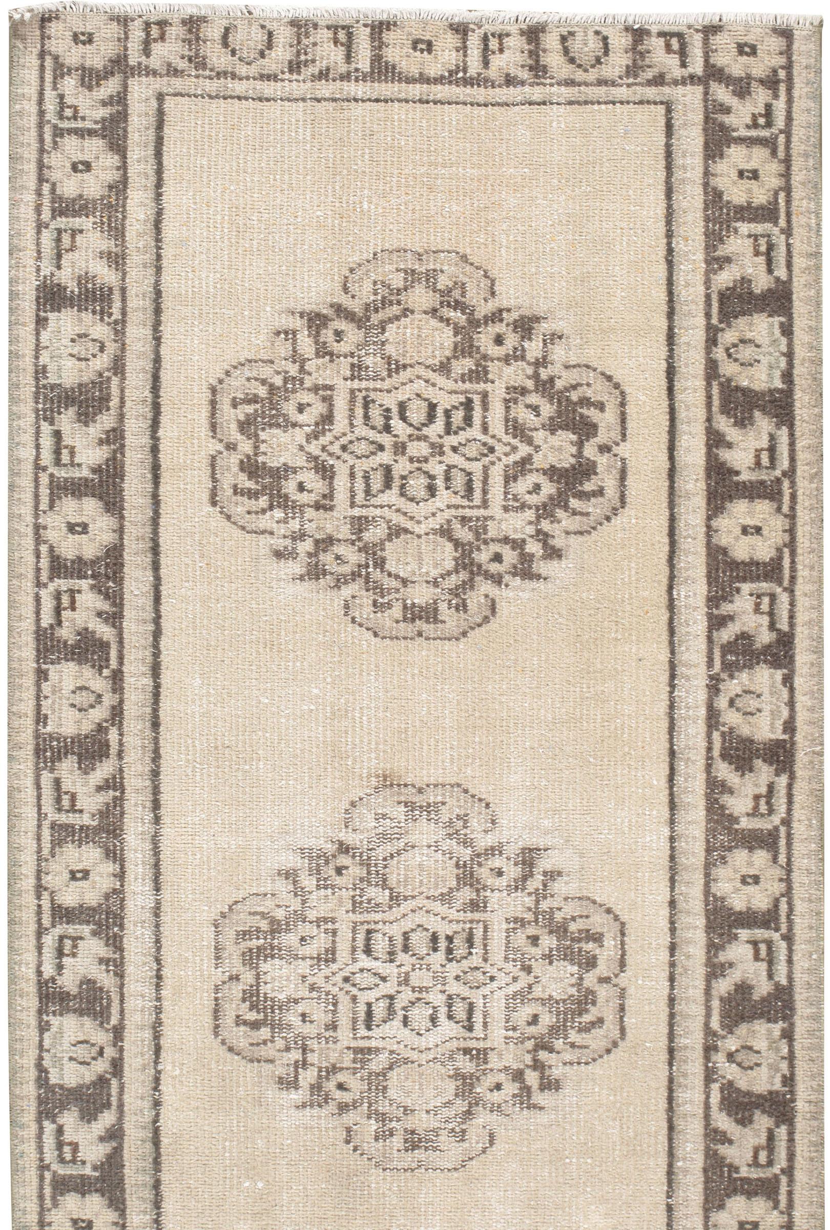 Türkischer hafermehlfarbener Oushak-Läufer im Shabby Chic-Stil, handgeknüpft, 2'9 x 10'1 im Zustand „Gut“ im Angebot in New York, NY