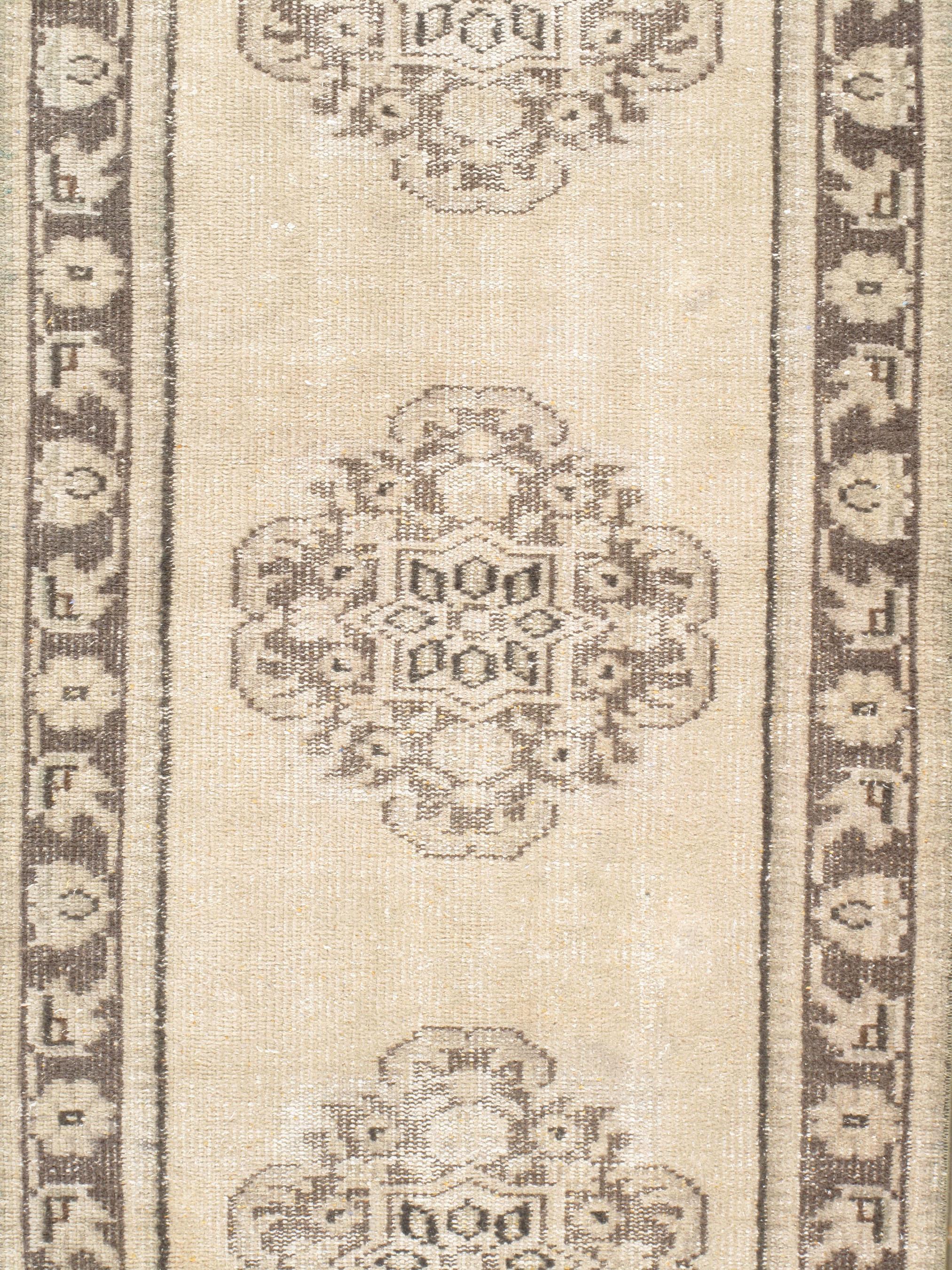 Türkischer hafermehlfarbener Oushak-Läufer im Shabby Chic-Stil, handgeknüpft, 2'9 x 10'1 (20. Jahrhundert) im Angebot