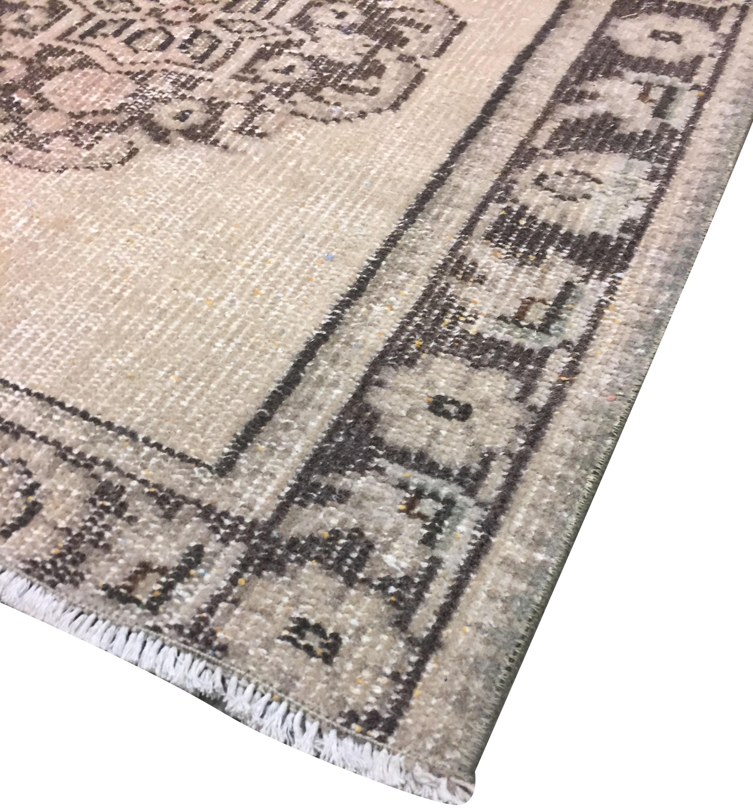 Türkischer hafermehlfarbener Oushak-Läufer im Shabby Chic-Stil, handgeknüpft, 2'9 x 10'1 im Angebot 2