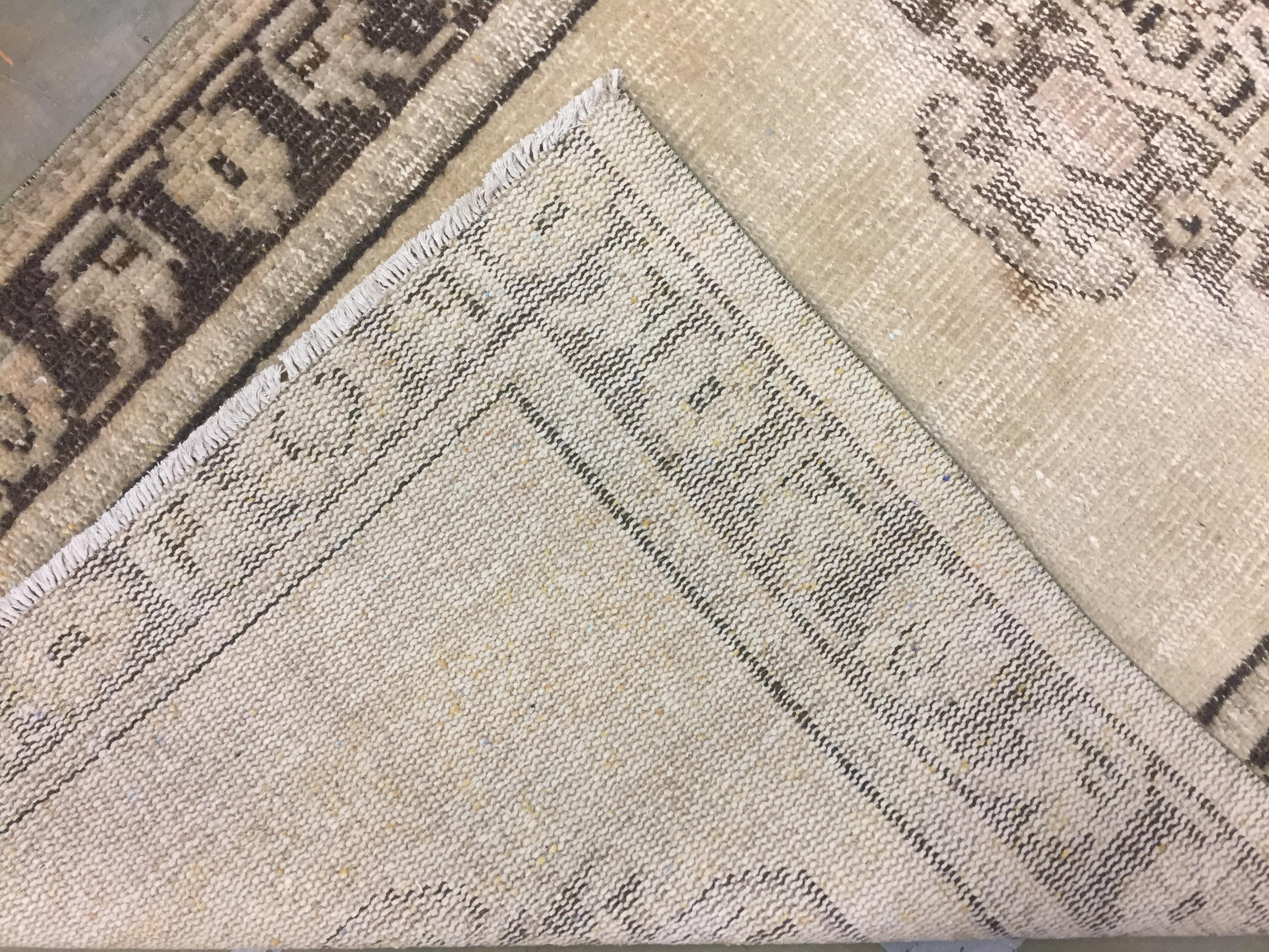 Türkischer hafermehlfarbener Oushak-Läufer im Shabby Chic-Stil, handgeknüpft, 2'9 x 10'1 im Angebot 3