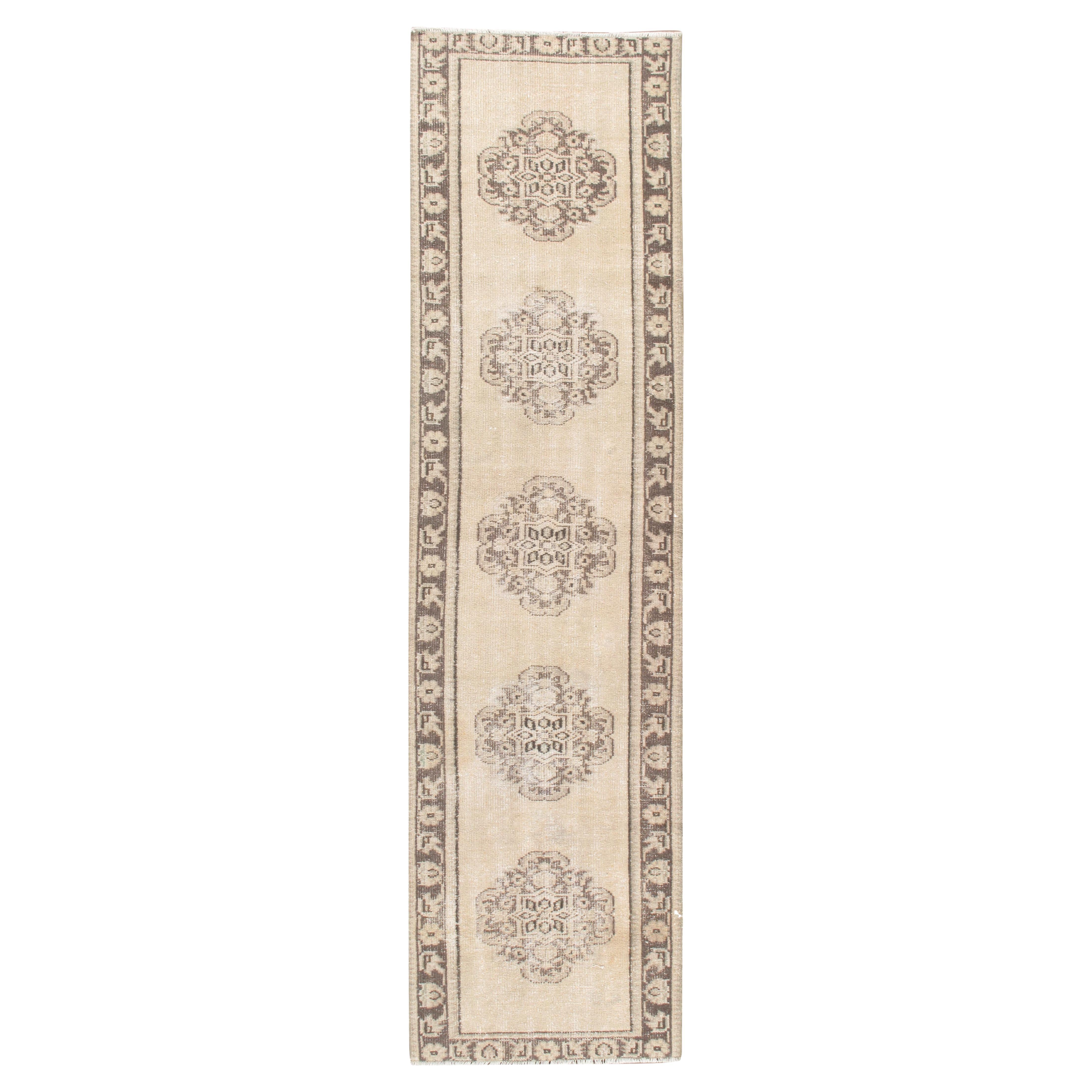 Türkischer hafermehlfarbener Oushak-Läufer im Shabby Chic-Stil, handgeknüpft, 2'9 x 10'1