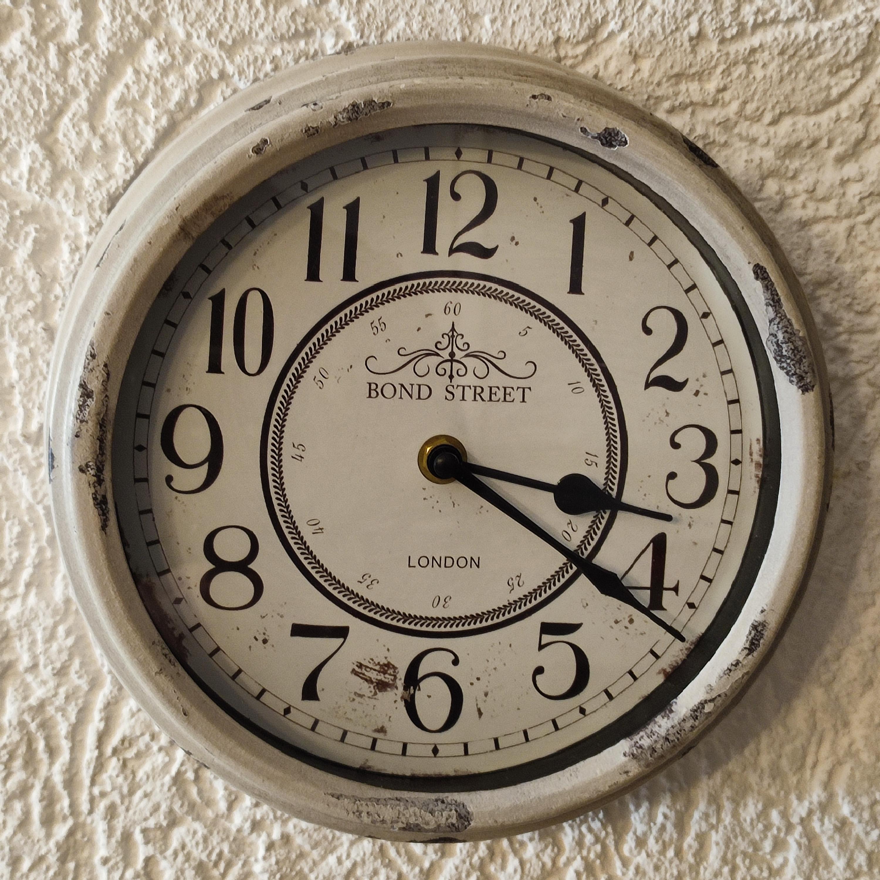 Européen Horloge murale Shabby Bond Street London Battery Operated en vente