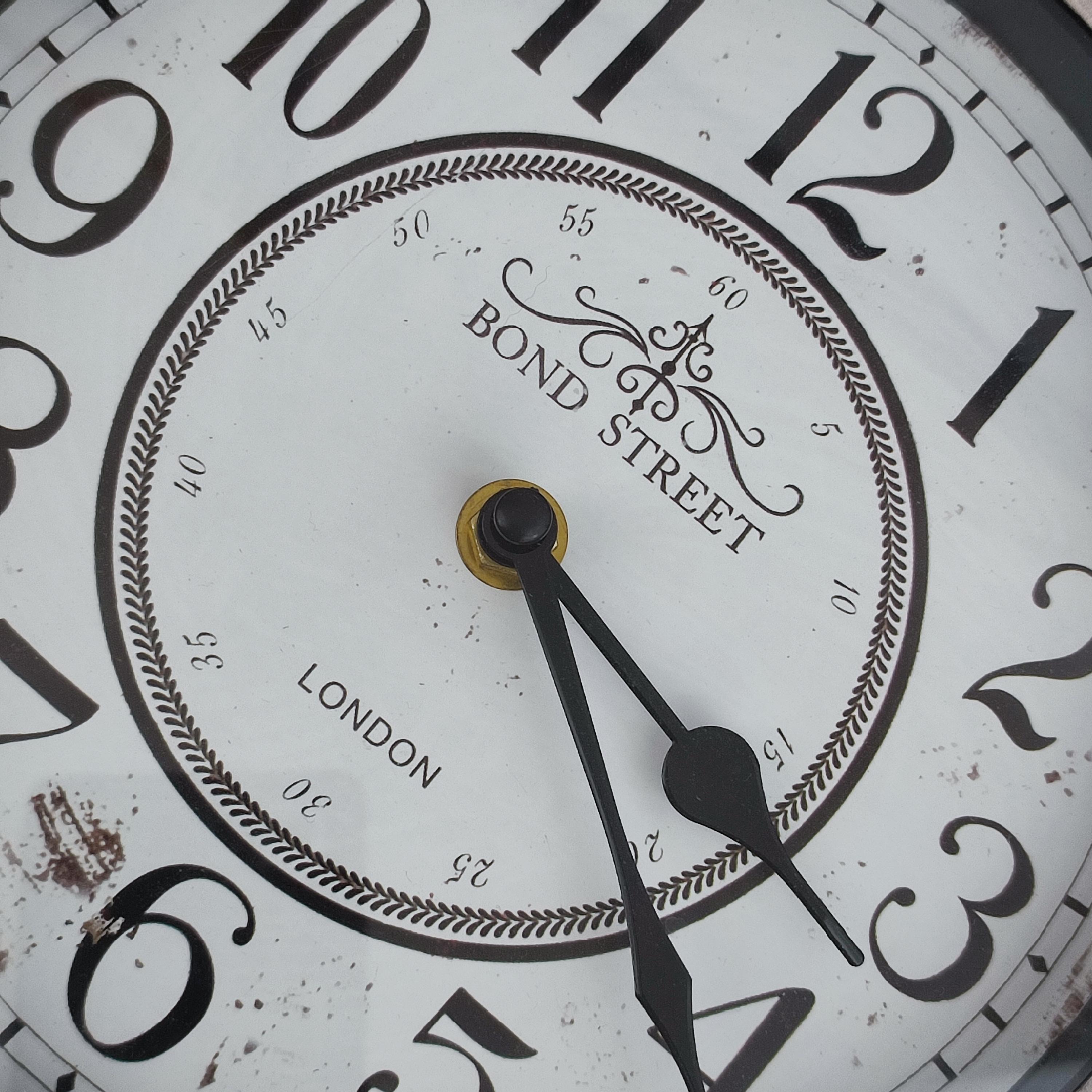 Horloge murale Shabby Bond Street London Battery Operated en vente 1