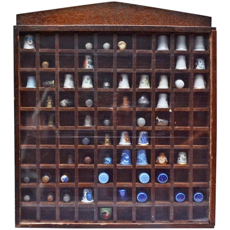 Vieille boîte d'ombre avec collection de dés à coudre antiques et anciens