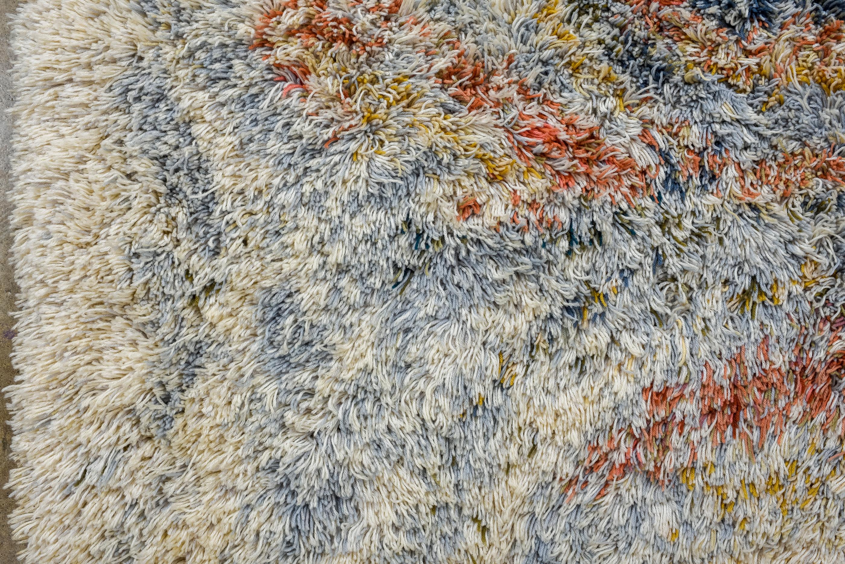 Tapis suédois épais avec cercles colorés Bon état - En vente à New York, NY