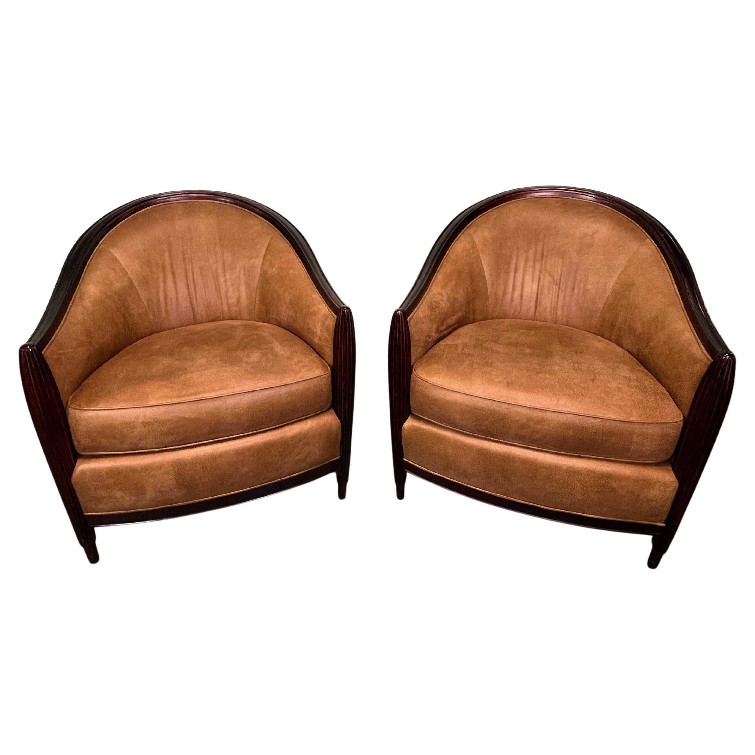 Maravillosas sillas club de estilo Art Déco. Diseño de cañón estriado. Tapicería de piel como el cuero. Grandes líneas y muy cómoda. Totalmente documentado.
