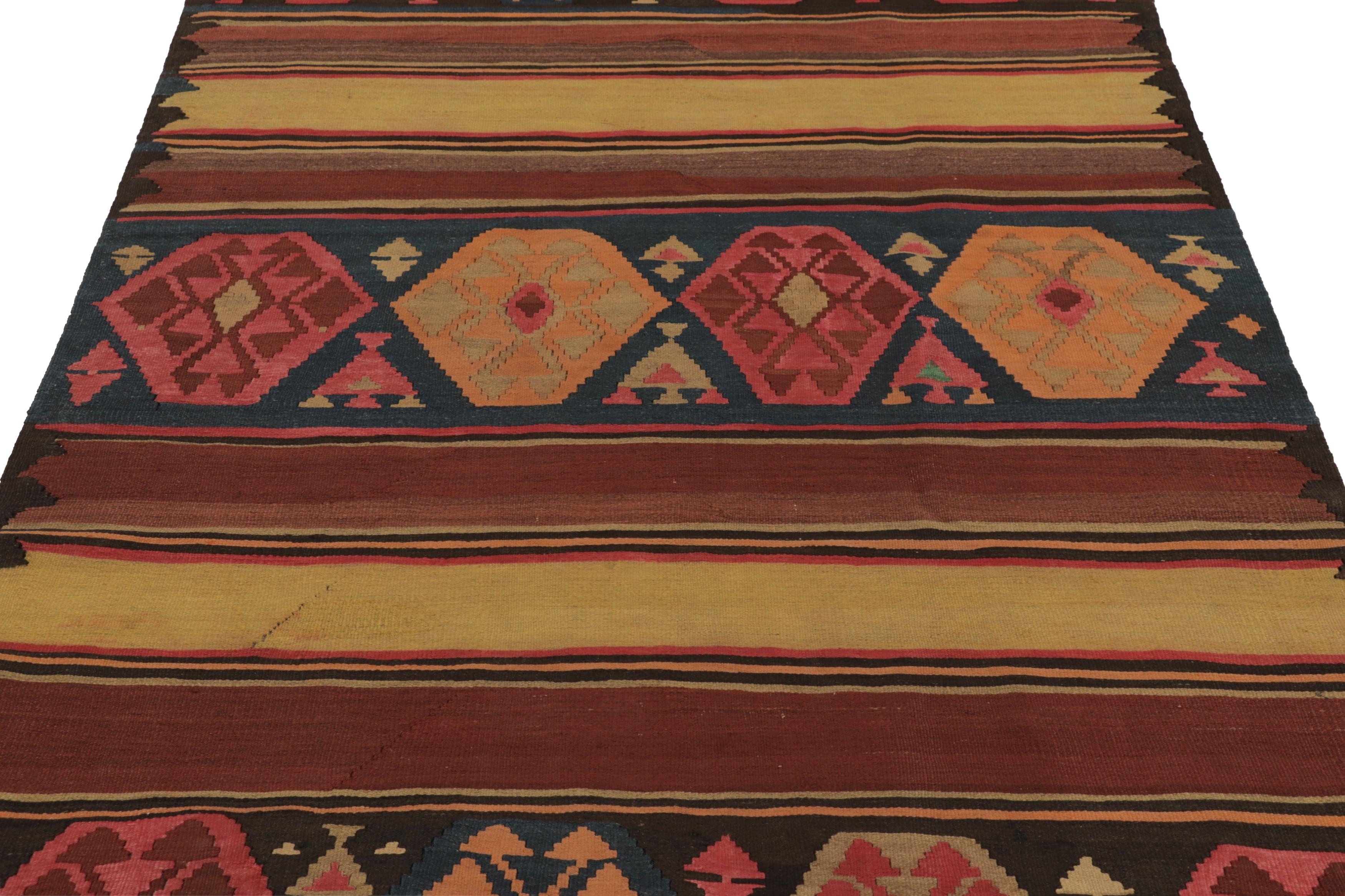 Realizzato con lana tessuta a mano intorno al 1950-1960, questo Kilim vintage Shahsavan Dashte Moghan 5x8 è un'opera particolarmente luminosa e ricercata di una nuova ed entusiasmante selezione della collezione di Rug & Kilim di Kilim classici e