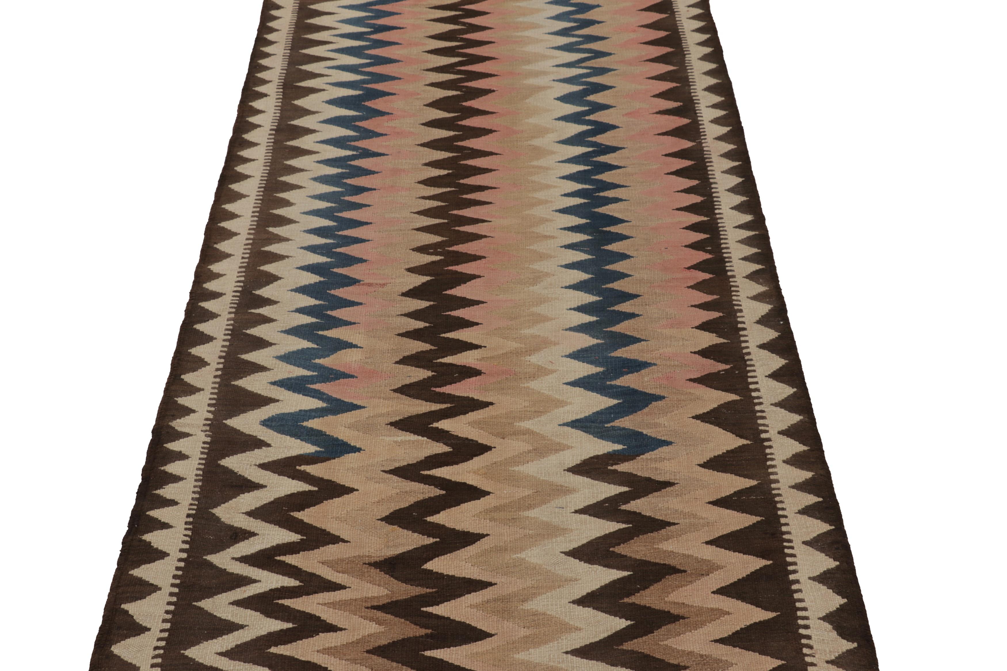 Dieser alte Shahsavan-Ghazvin-Kilim und -Läufer (3x10) aus handgewebter Wolle (ca. 1950-1960) ist ein besonders leuchtendes und begehrtes Exemplar einer aufregenden neuen Kuration aus der Kollektion klassischer Kelims und Flachgewebe von Rug &