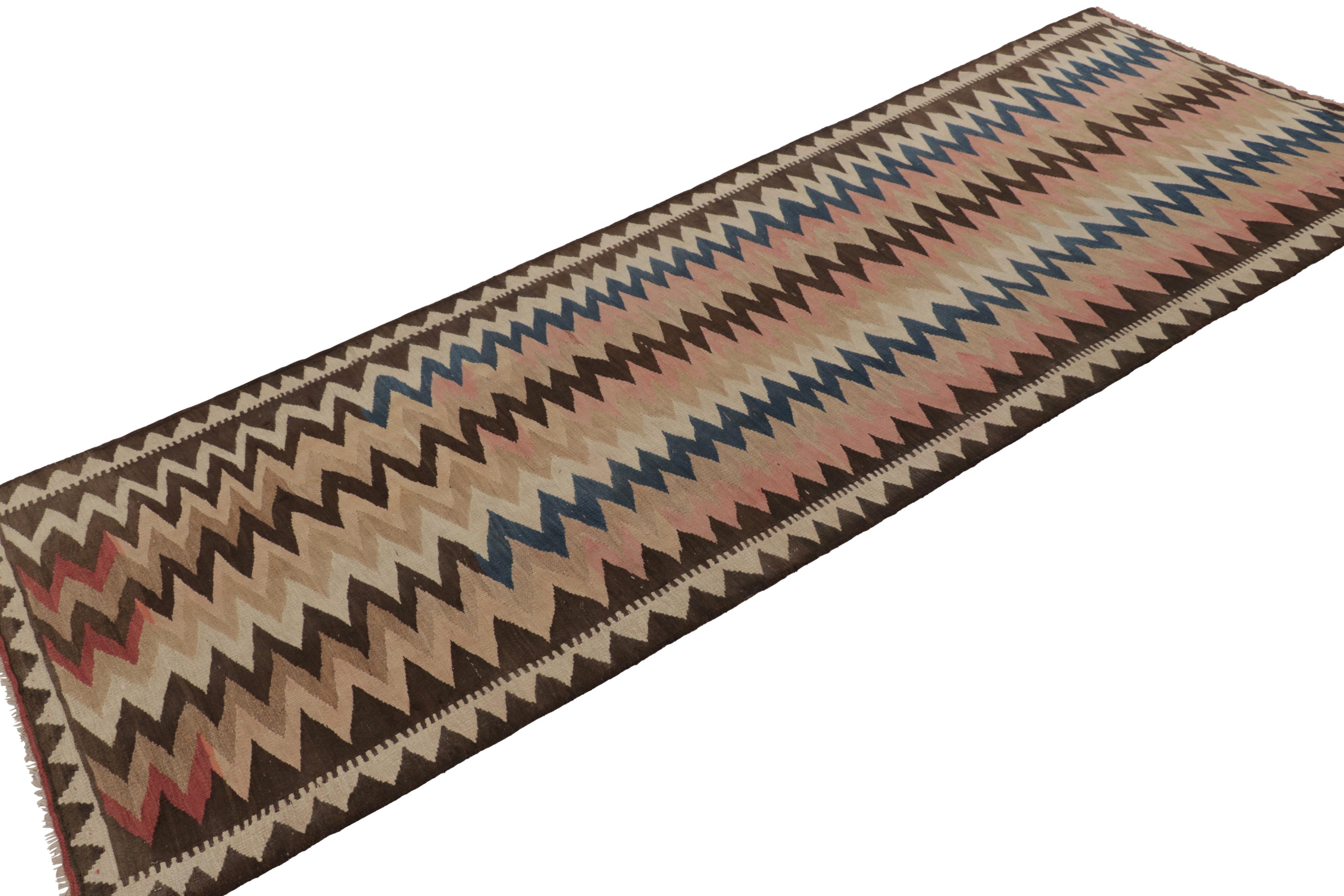 Vintage Shahsavan Ghazvin Persische Kilim Läufer mit braunen Chevrons - Rug & Kilim (Handgewebt) im Angebot