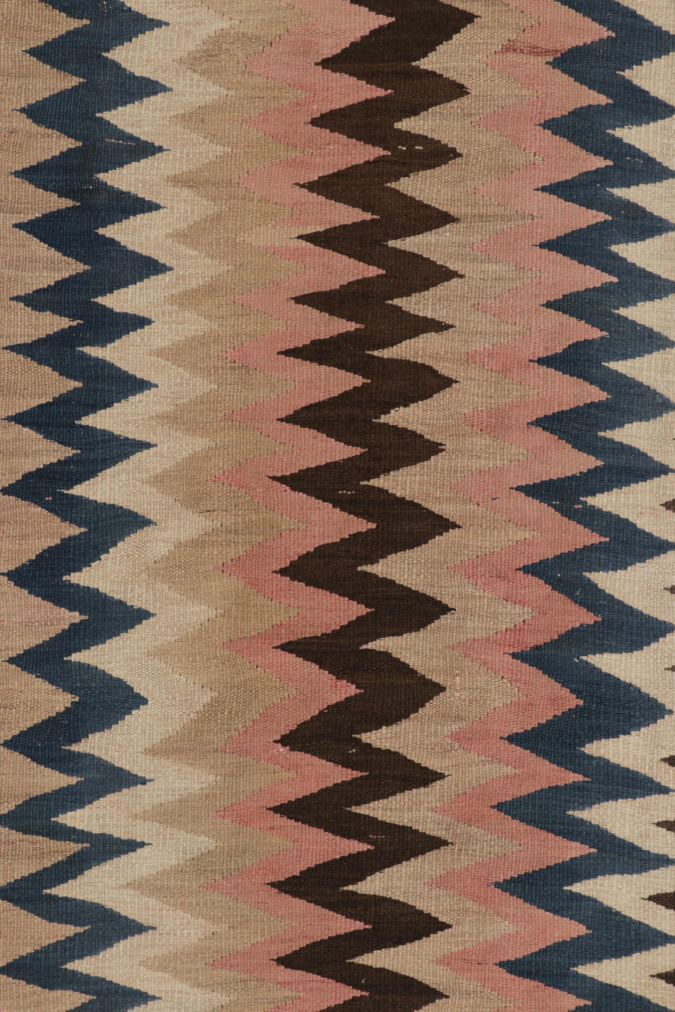 Vintage Shahsavan Ghazvin Persische Kilim Läufer mit braunen Chevrons - Rug & Kilim im Zustand „Gut“ im Angebot in Long Island City, NY