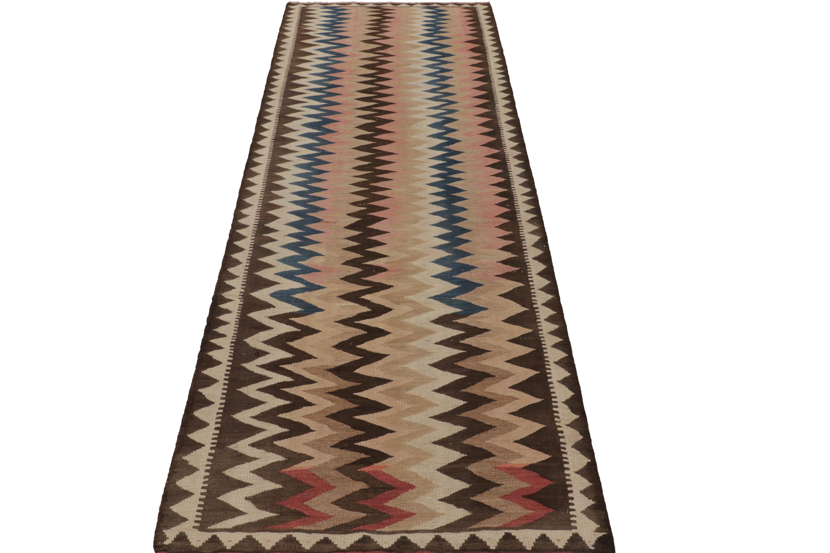Vintage Shahsavan Ghazvin Persische Kilim Läufer mit braunen Chevrons - Rug & Kilim (Mitte des 20. Jahrhunderts) im Angebot