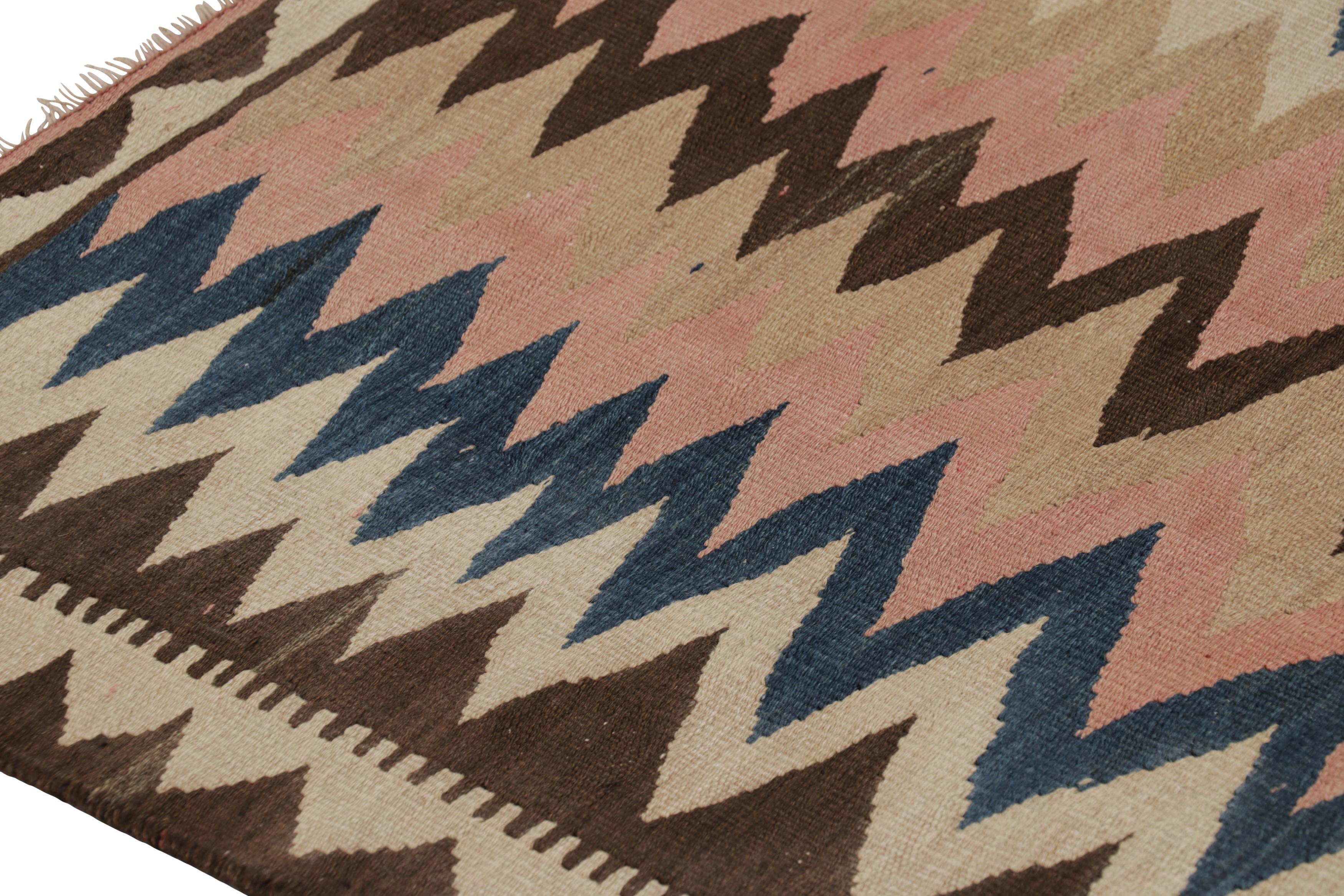 Vintage Shahsavan Ghazvin Persische Kilim Läufer mit braunen Chevrons - Rug & Kilim (Wolle) im Angebot