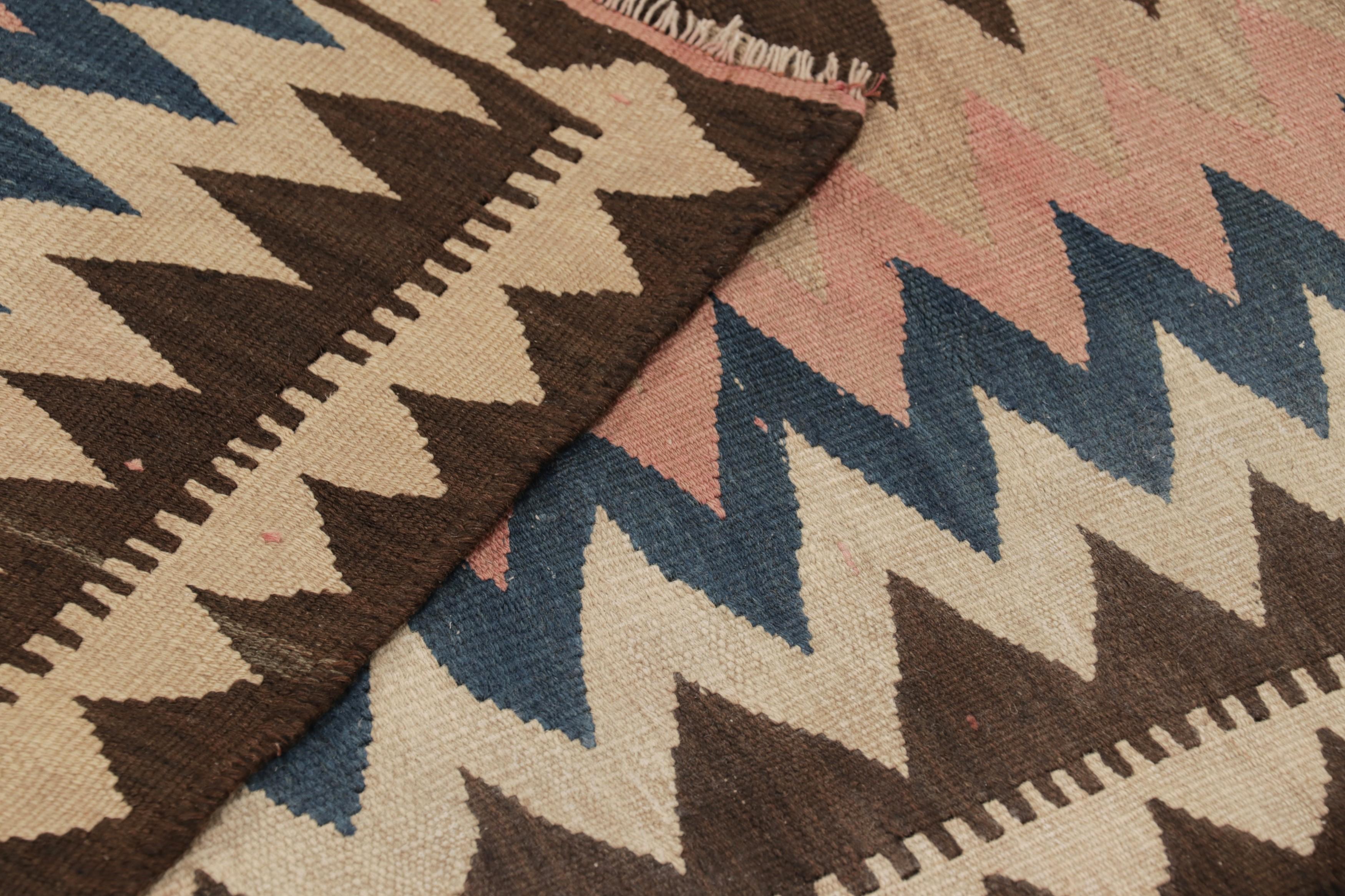 Vintage Shahsavan Ghazvin Persische Kilim Läufer mit braunen Chevrons - Rug & Kilim im Angebot 1