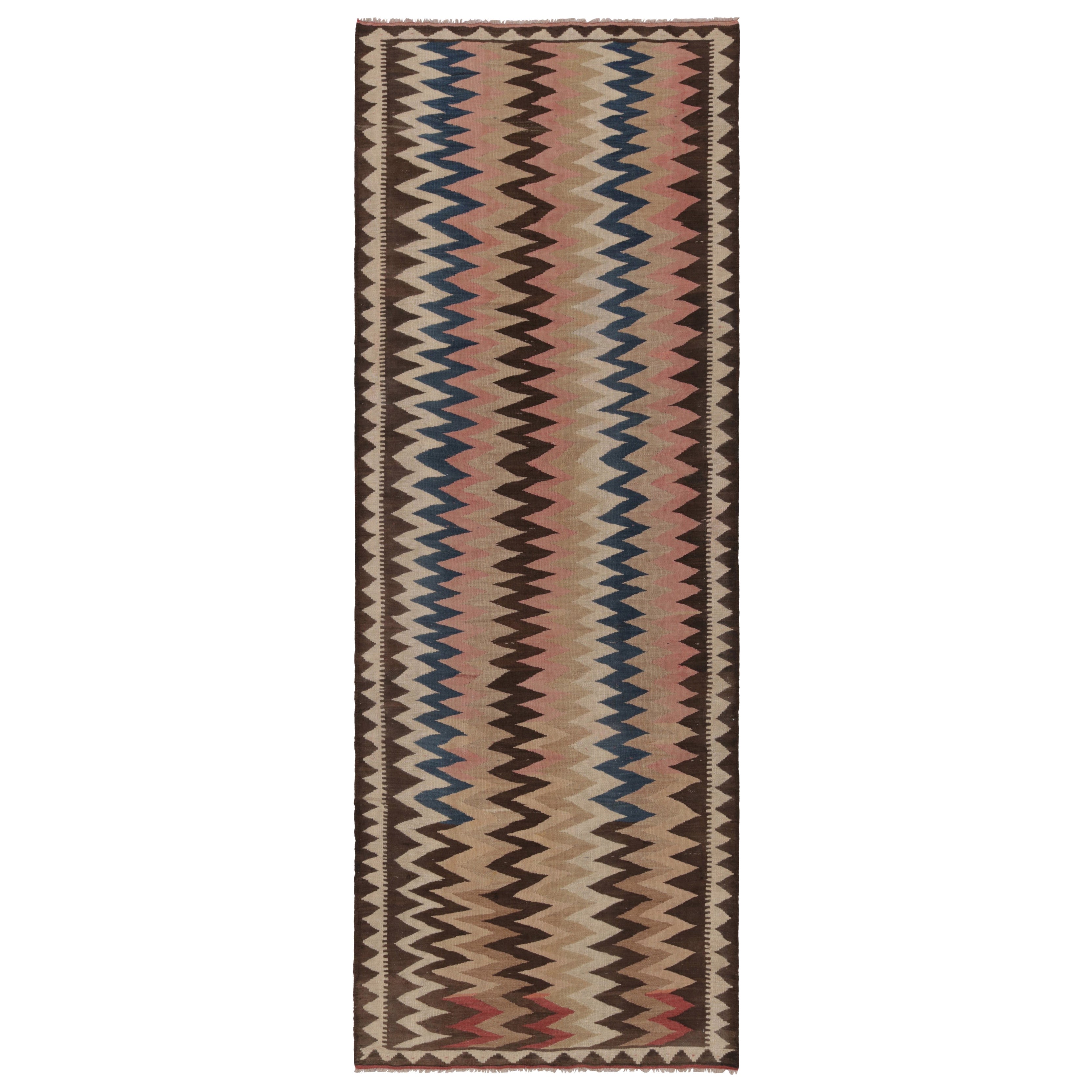 Vintage Shahsavan Ghazvin Persische Kilim Läufer mit braunen Chevrons - Rug & Kilim