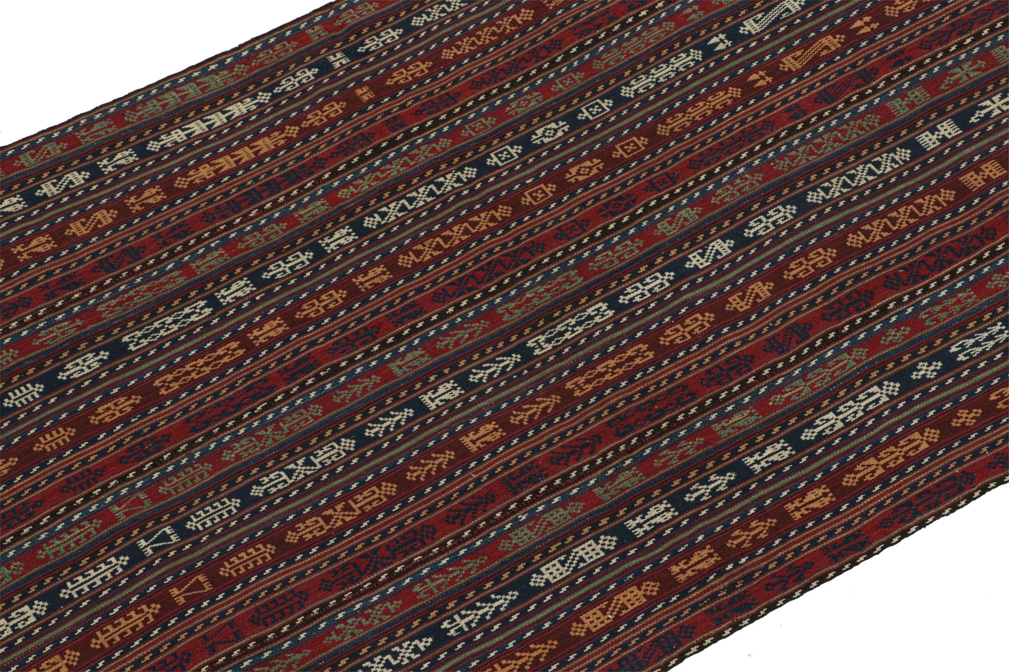 Provenant de la tribu Shahsavan, ce chemin de table en kilim persan vintage 3x6 est tissé à la main en laine et date des années 1950-1960.

Sur le Design :

Spécifiquement un Shahsavan Jajim, le tissage plat présente une version plus distincte du