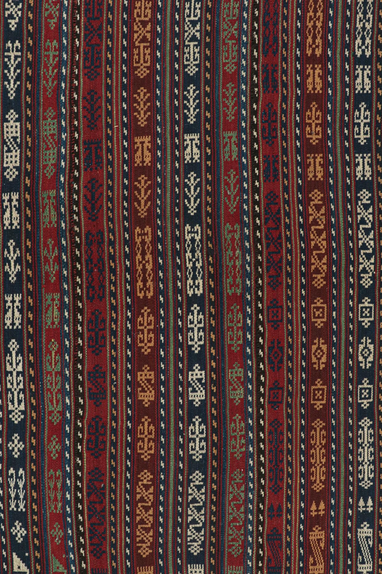 Tribal Tapis de couloir Kilim persan Shahsavan vintage rouge, bleu et or en vente