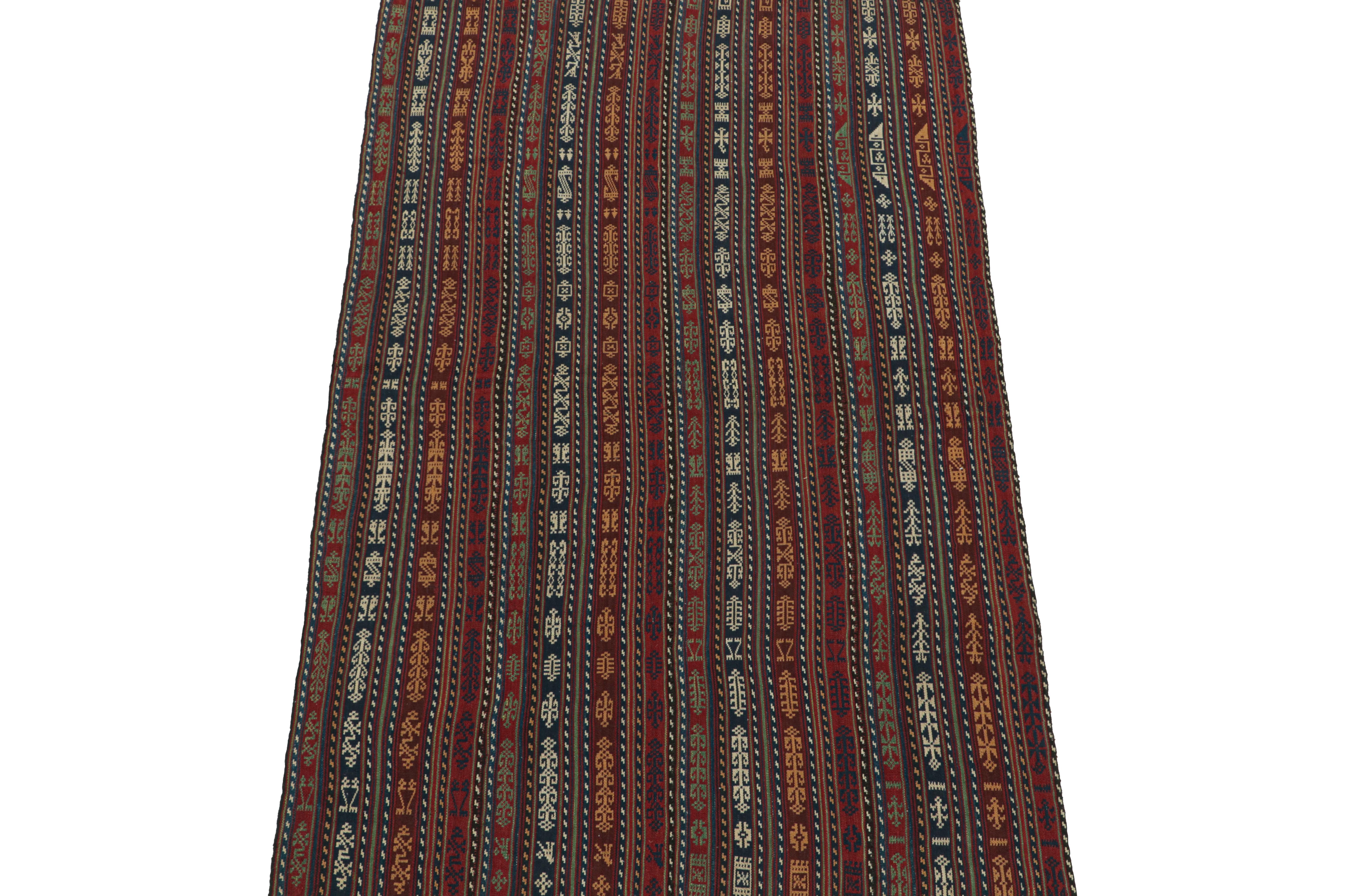 Perse Tapis de couloir Kilim persan Shahsavan vintage rouge, bleu et or en vente