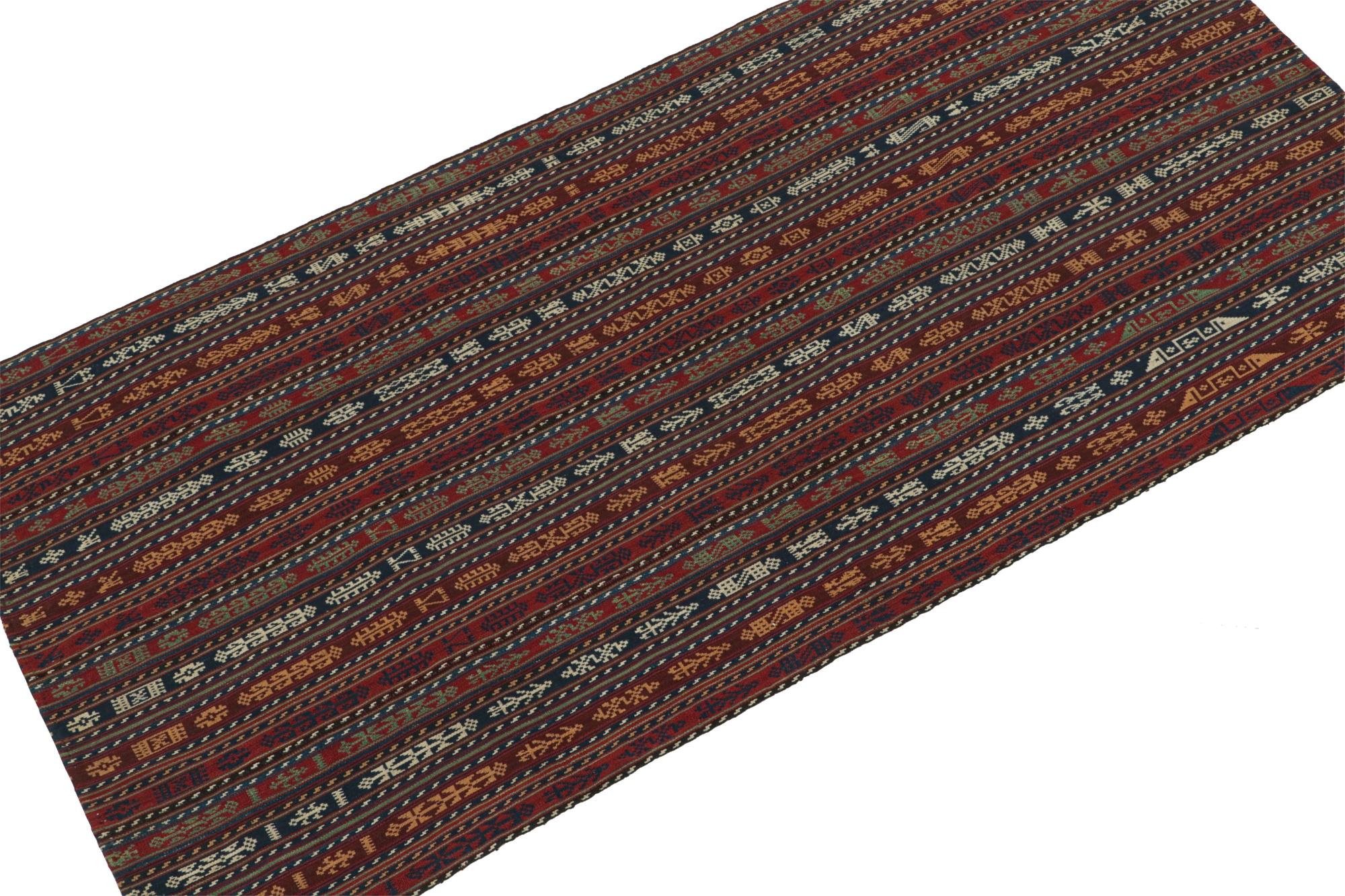 Noué à la main Tapis de couloir Kilim persan Shahsavan vintage rouge, bleu et or en vente