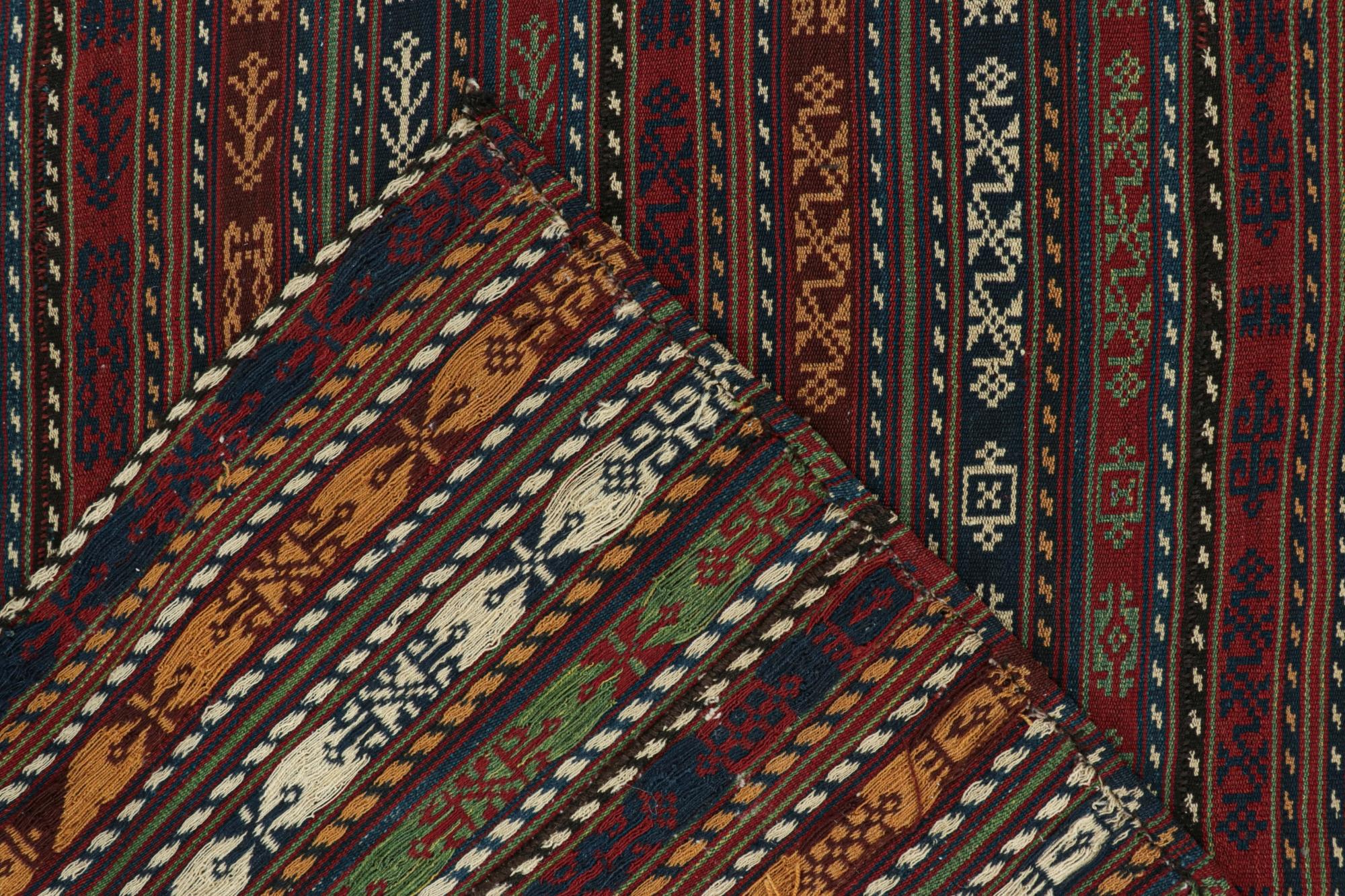 Milieu du XXe siècle Tapis de couloir Kilim persan Shahsavan vintage rouge, bleu et or en vente