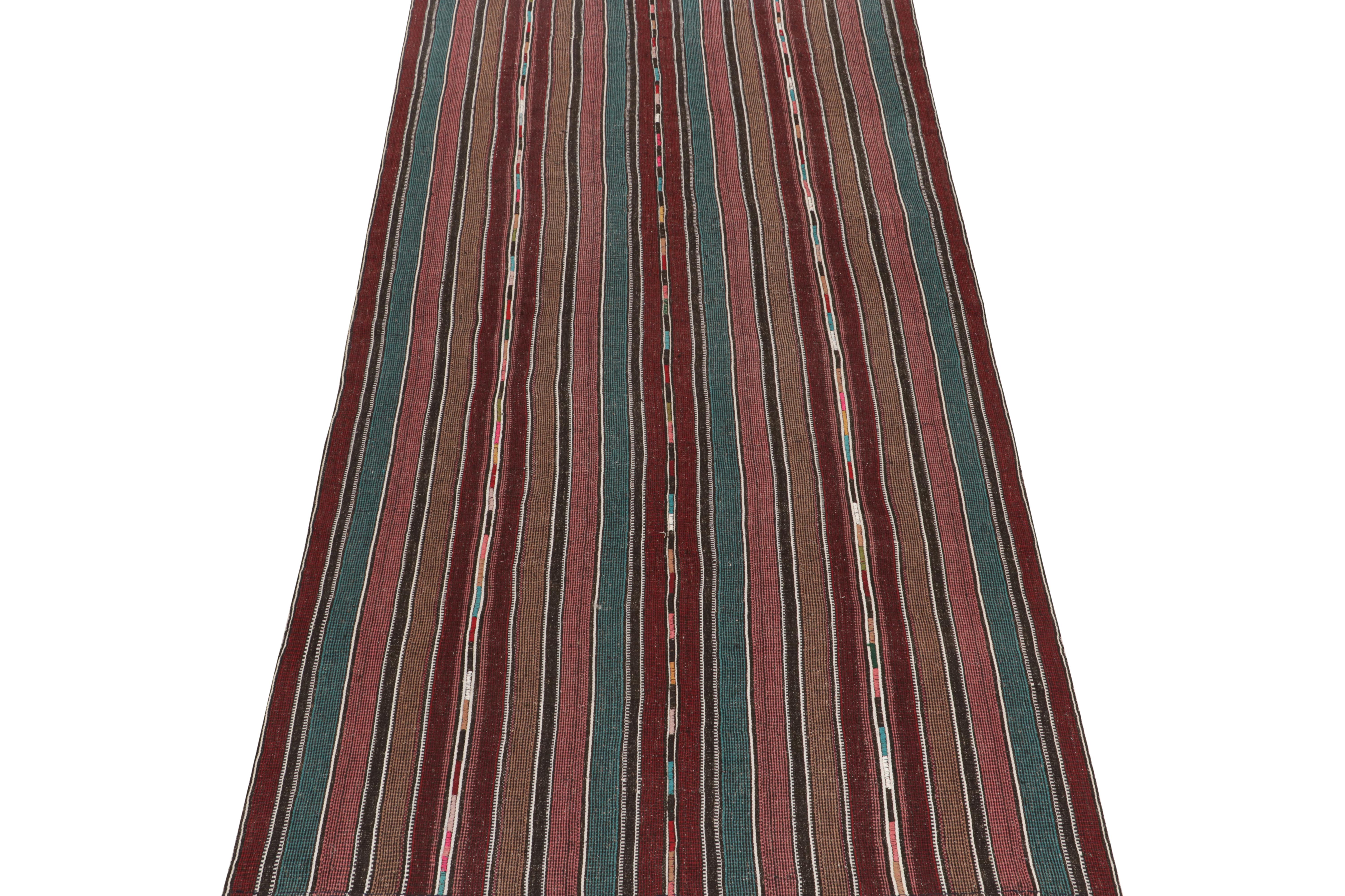 Dieser 6x12 große persische Schahsavan-Kelim ist ein einzigartiger Stammesteppich für seine Zeit - gewebt aus Wolle um 1950-1960. 

Weiter zum Design:

Das Feld weist abwechselnd blaue, kastanienbraune und braune Streifen auf. Kenner werden die