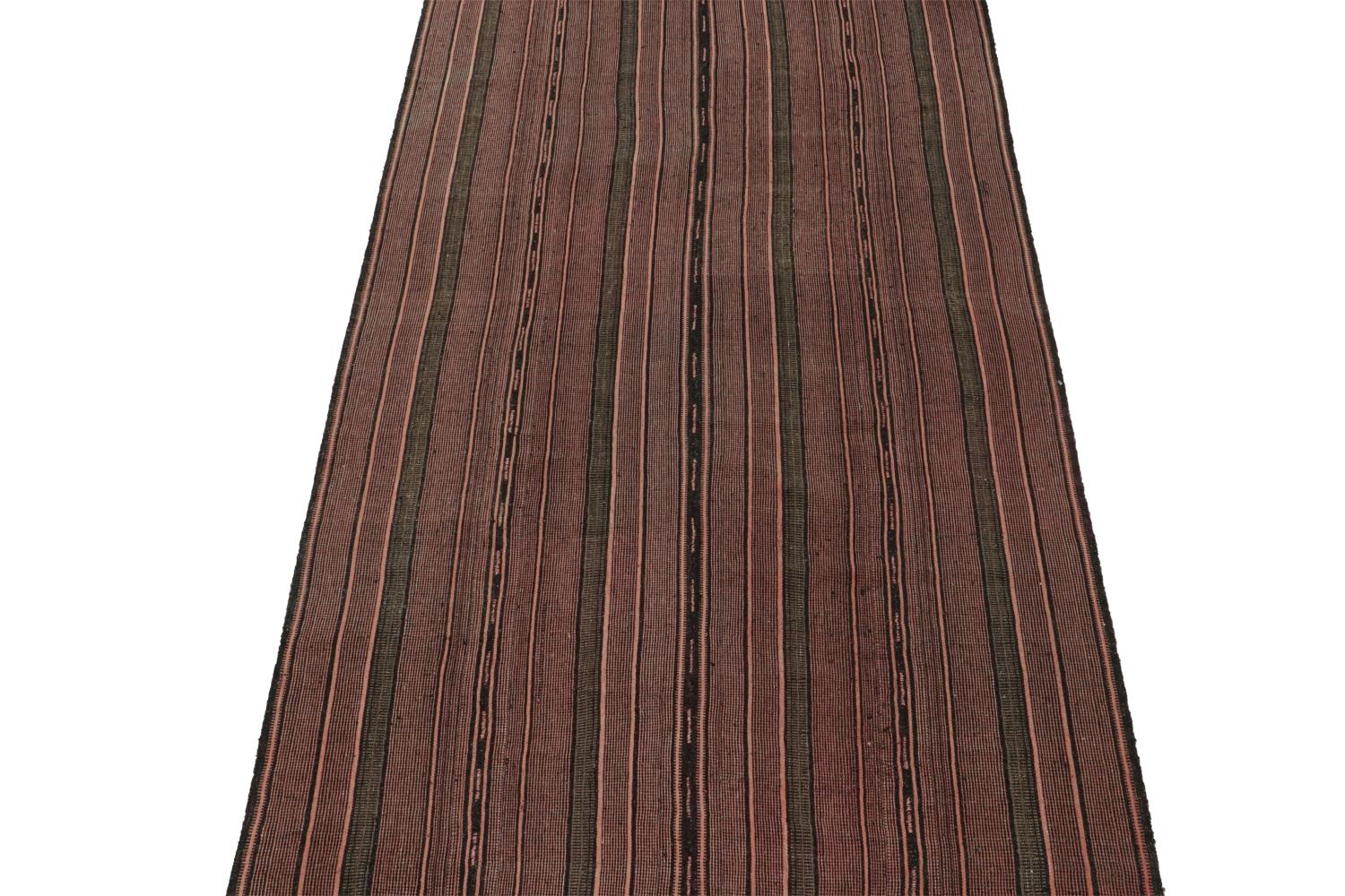 Noué à la main Shahsavan - Kilim persan vintage marron à rayures roses en vente