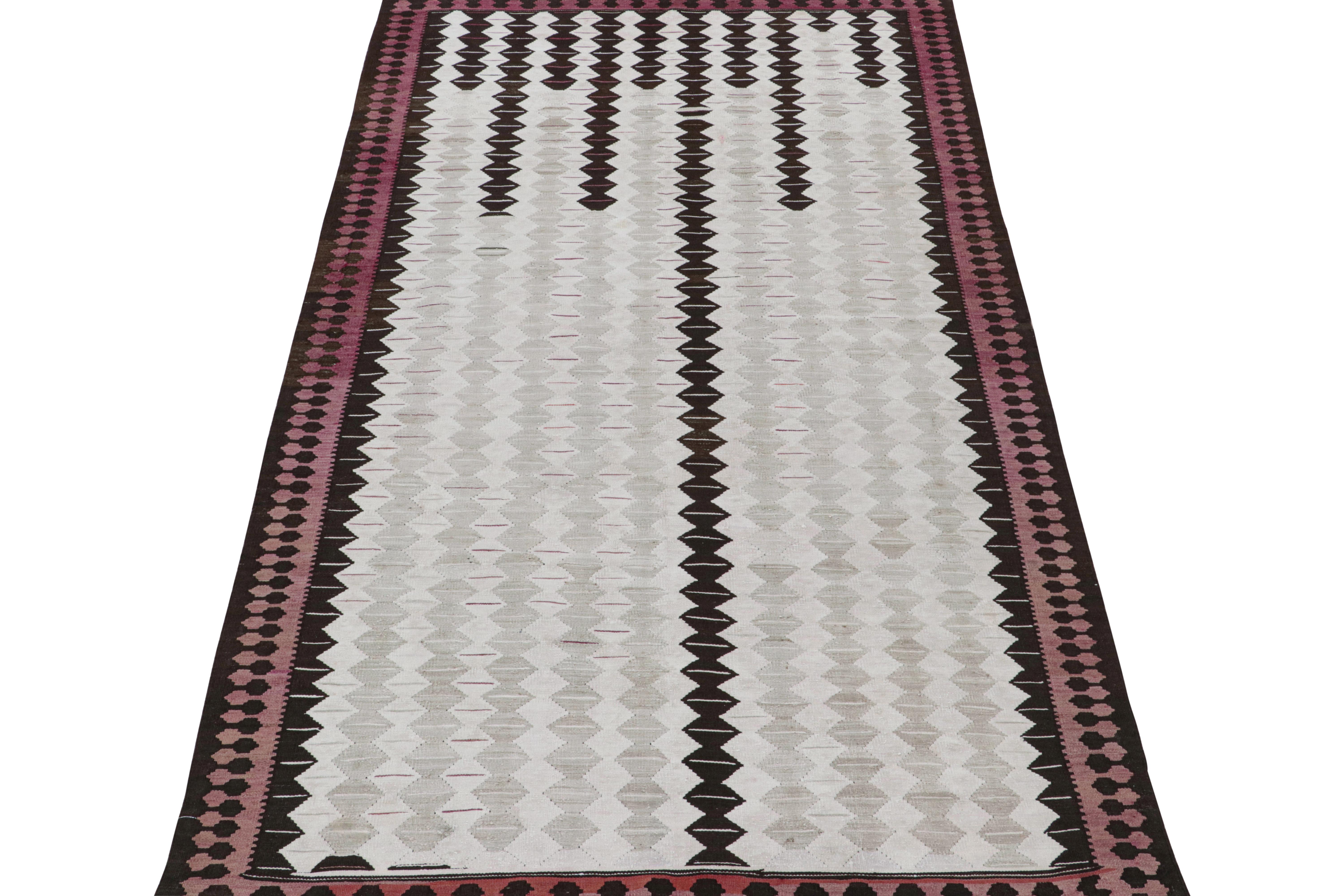 Ce kilim persan vintage 6x10 est un rare tapis Shahsavan du milieu du siècle dernier, qui proviendrait de la ville de Qazvin. 

Sur le Design : 

Tissé à la main en laine vers 1950-1960, les connaisseurs noteront ses couleurs uniques, en particulier