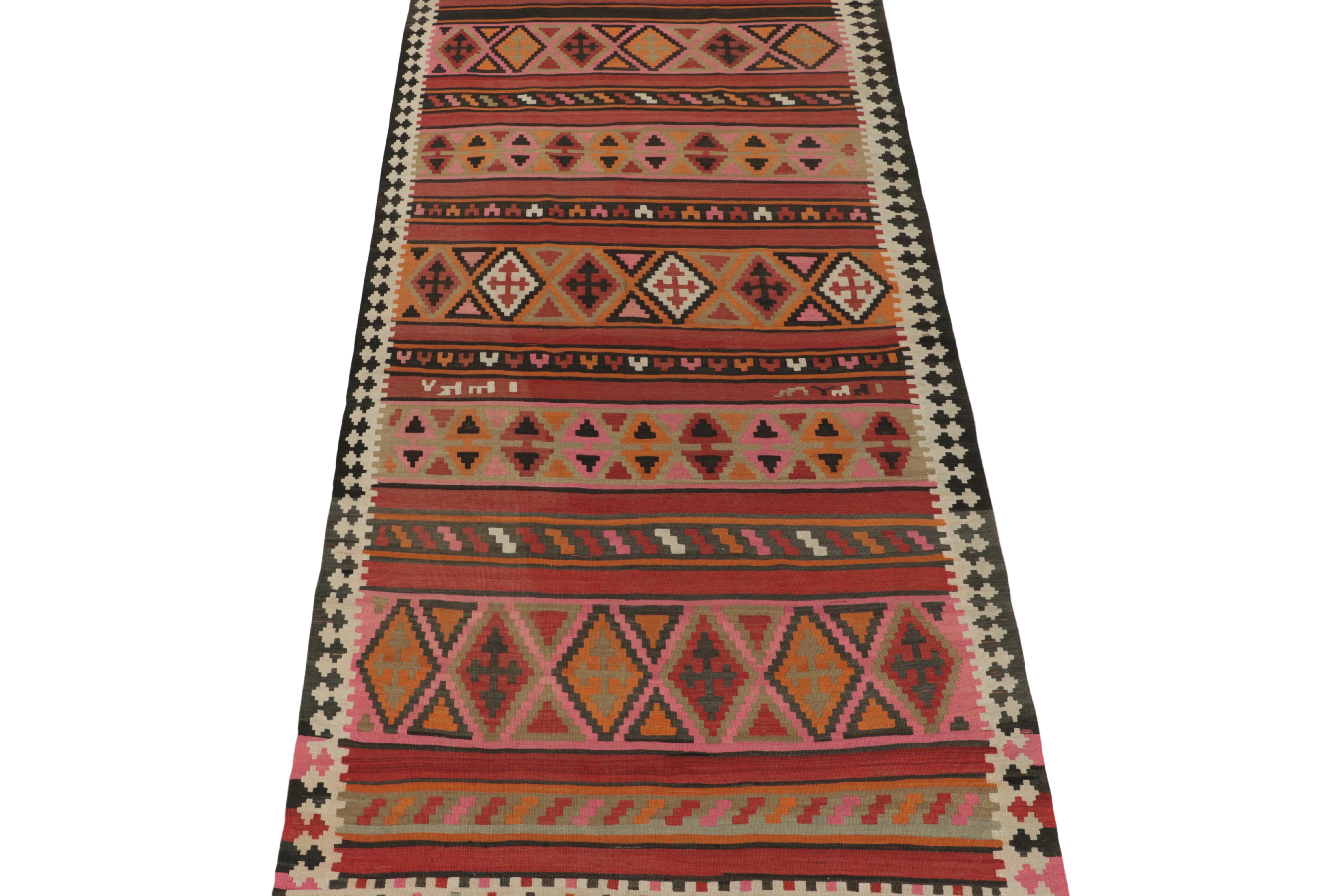 Dieser 6x12 große persische Kelim ist ein Stammesteppich schahsavischer Provenienz. Es ist aus Wolle handgewebt und stammt aus der Türkei (ca. 1950-1960).

Weiter zum Design:

Das kühne Design bevorzugt polychromatische Muster, eine ungewöhnliche