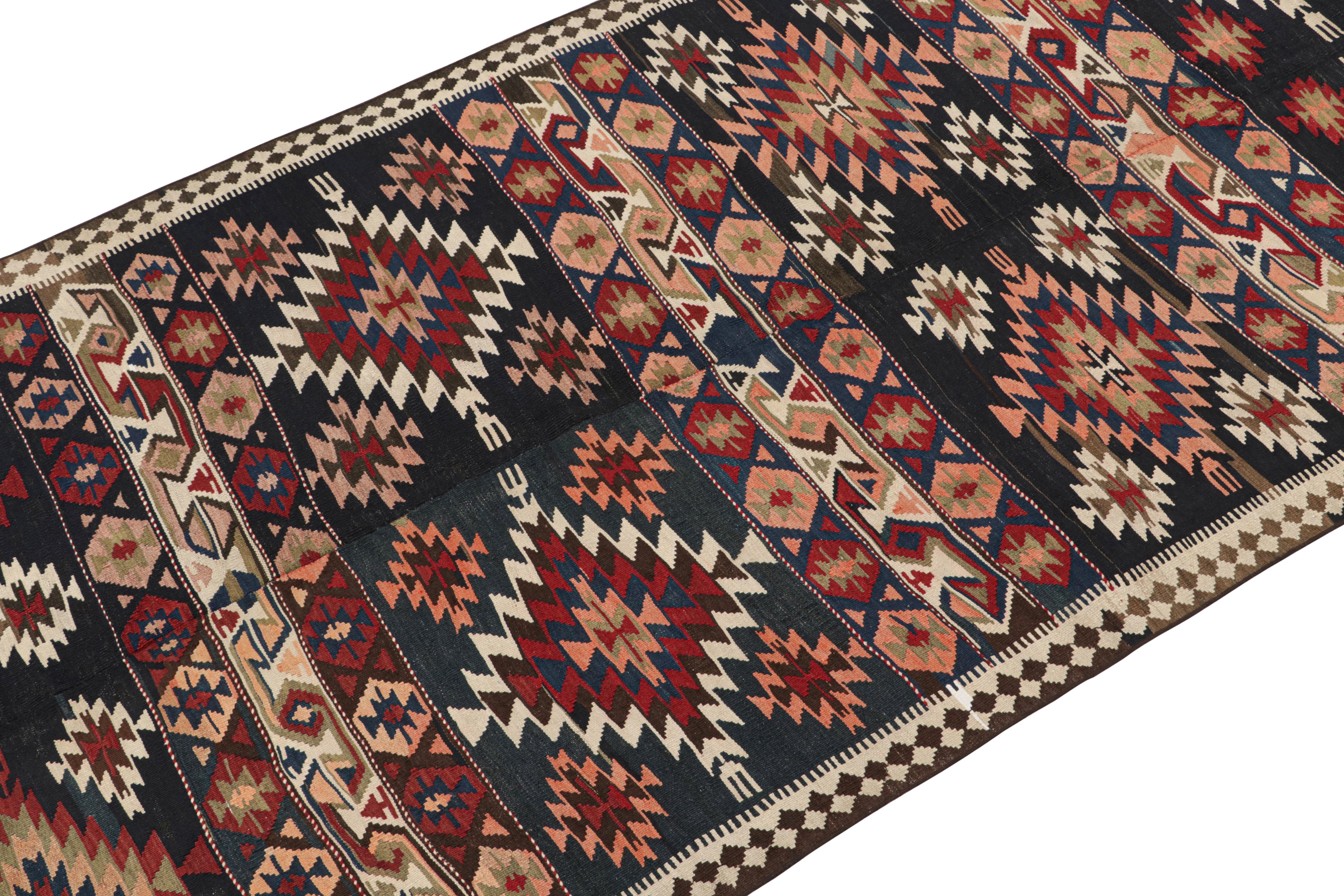 Dieser 6x11 große persische Kelim ist vermutlich ein Schahsavan-Stammesteppich, der um 1950-1960 in Wolle gewebt wurde.

Über das Design: 

Aufmerksame Augen werden feststellen, dass dieser Stammeskelim aus zwei schmalen Flachgeweben zu einem