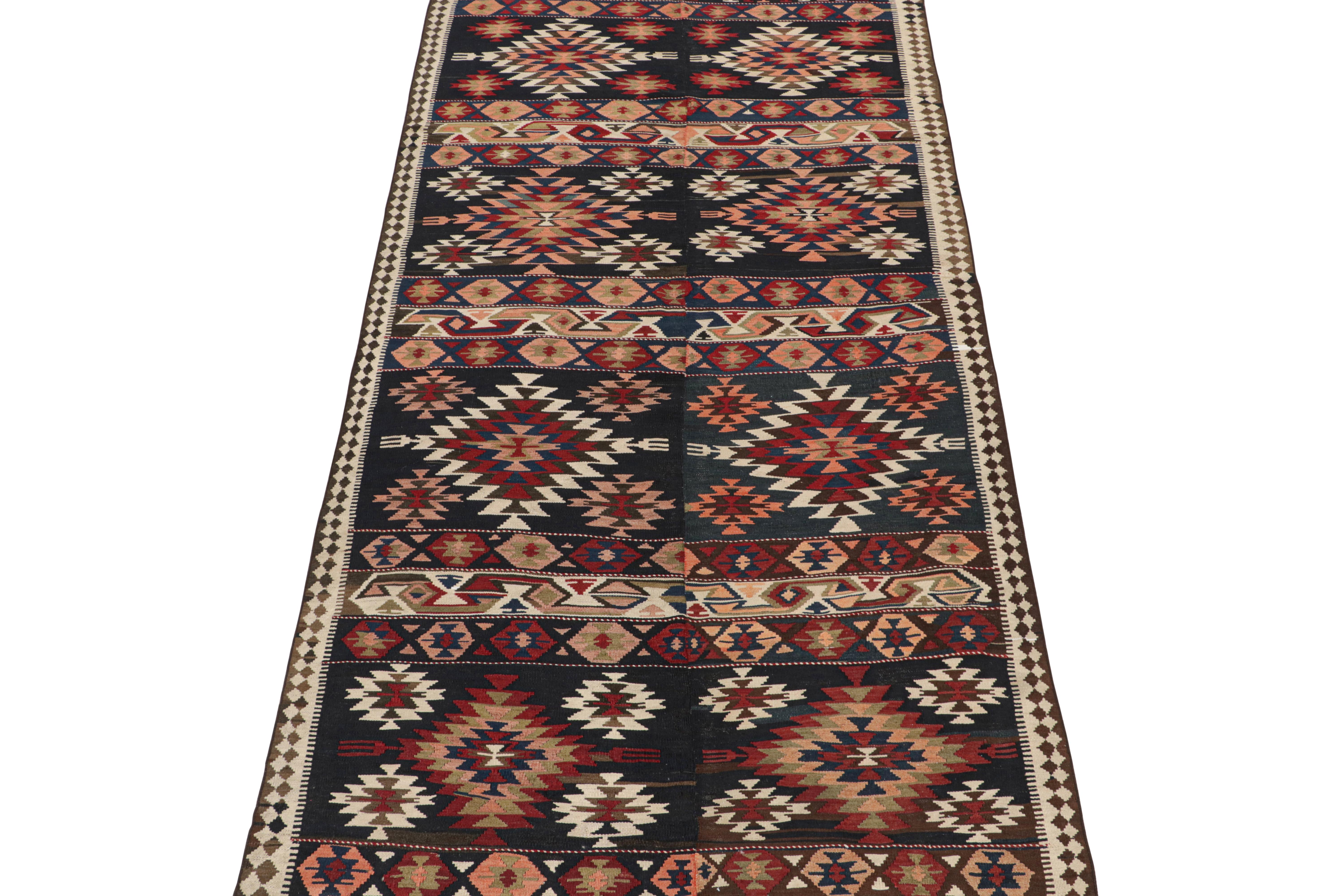 Shahsavan Persischer Kelim in polychromen Mustern im Zustand „Gut“ im Angebot in Long Island City, NY