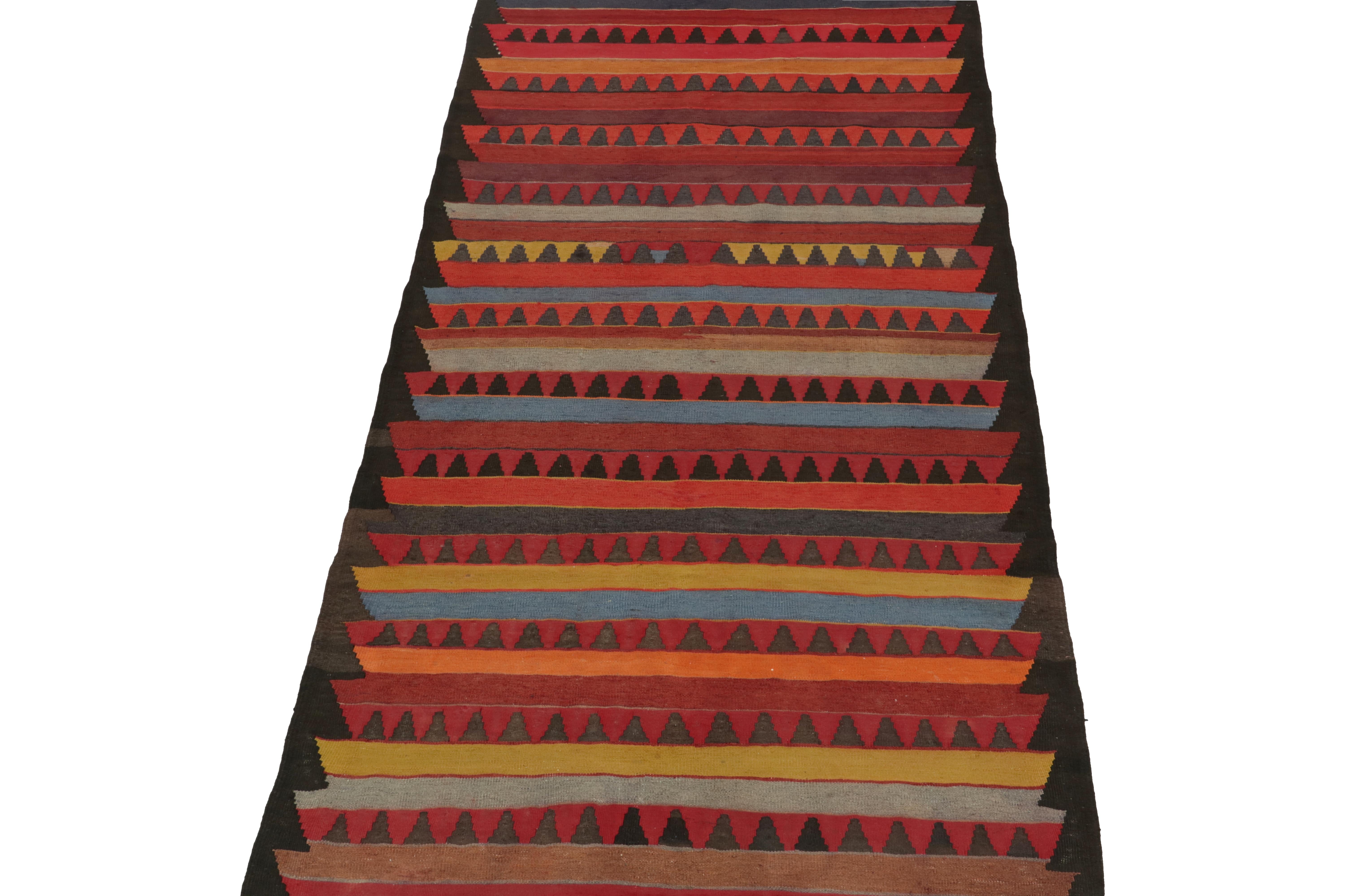 Dieser alte persische Kilim 5x10 ist ein Stammesteppich, von dem wir glauben, dass er aus Schahsavan stammt. Er ist aus Wolle handgewebt und stammt aus der Zeit um 1950-1960.

Weiter zum Design:

Das kühne Design bevorzugt polychromatische Streifen