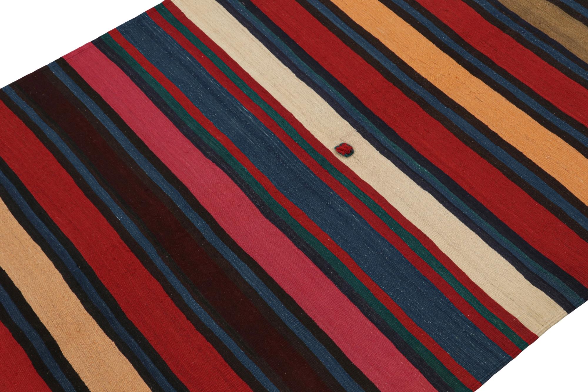 Dieser 6x10 große persische Schahsavan-Kelim ist aus Wolle handgewebt und stammt aus der Zeit um 1950-1960.

Über das Design:

Bei diesem Stück wiederholen sich die Streifen in satten Juwelentönen wie Rot, Blau, Rosa und anderen leuchtenden