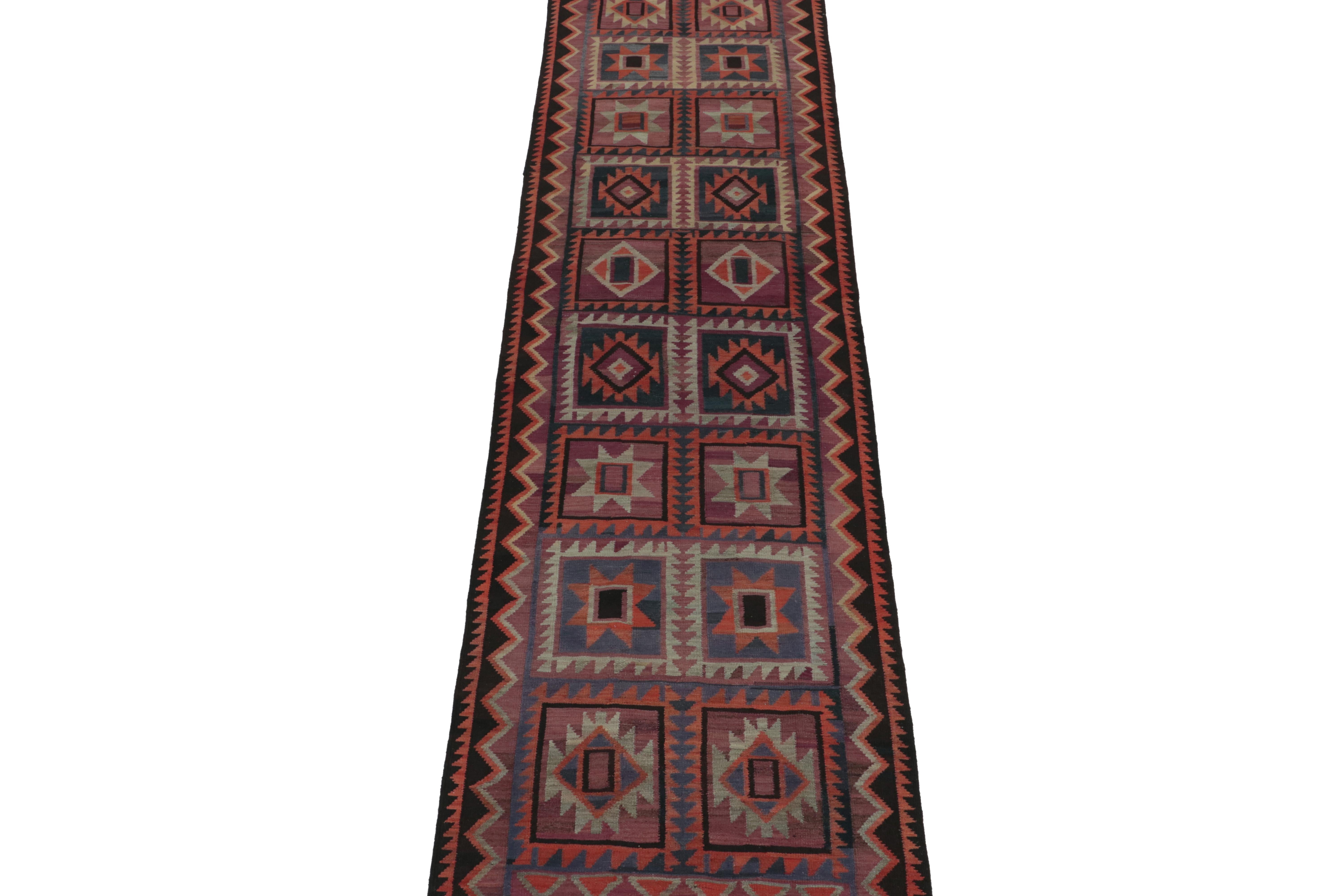 Dieser alte persische Kilim 4x12 ist ein Stammesteppich schahsavischer Herkunft. Er ist aus Wolle handgewebt und stammt aus der Zeit um 1950-1960.

Weiter zum Design:

Das kühne Design bevorzugt polychromatische geometrische Muster auf einem