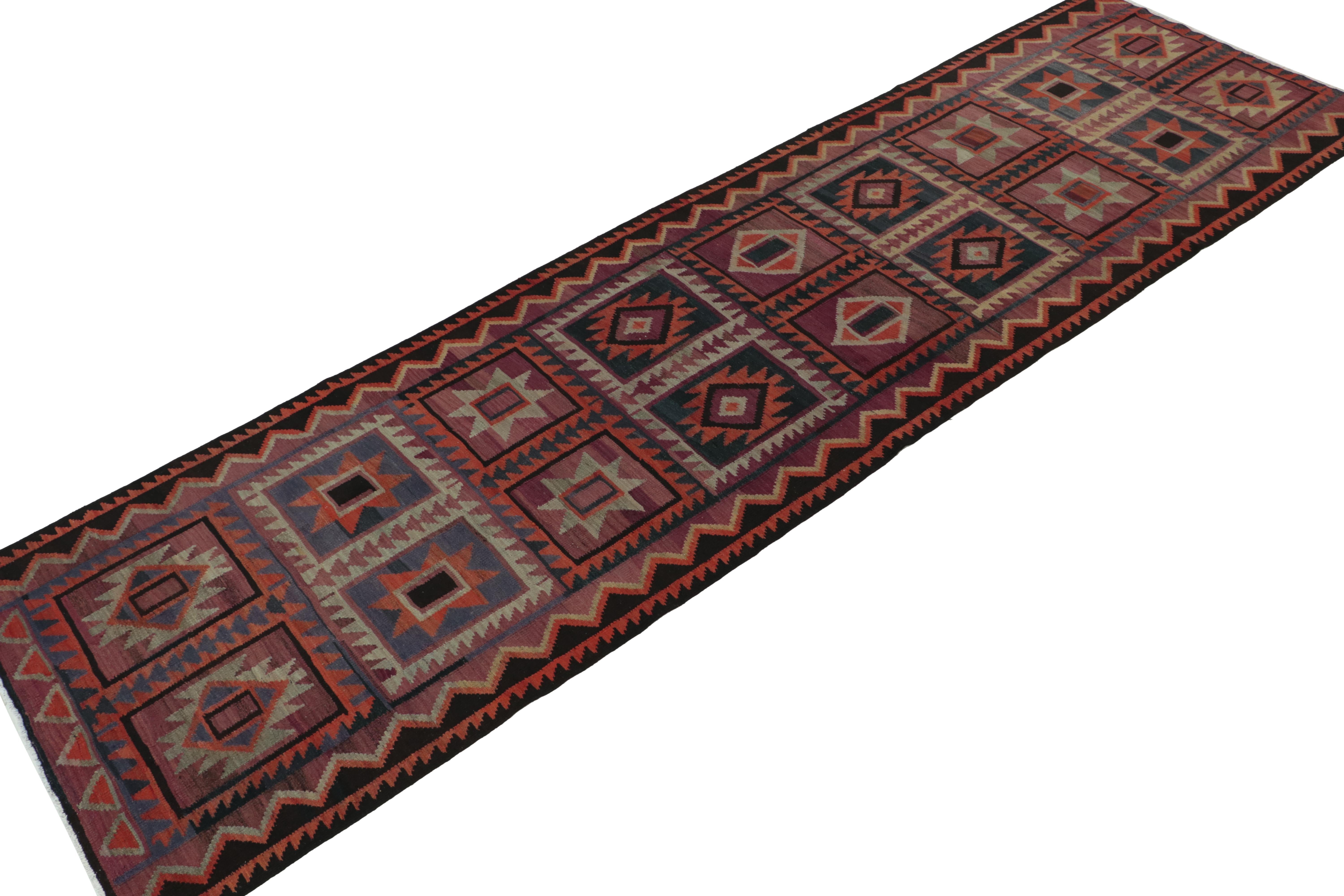 Shahsavan Persischer Kelim in Lila mit geometrischen Mustern von Teppich & Kilim (Stammeskunst) im Angebot